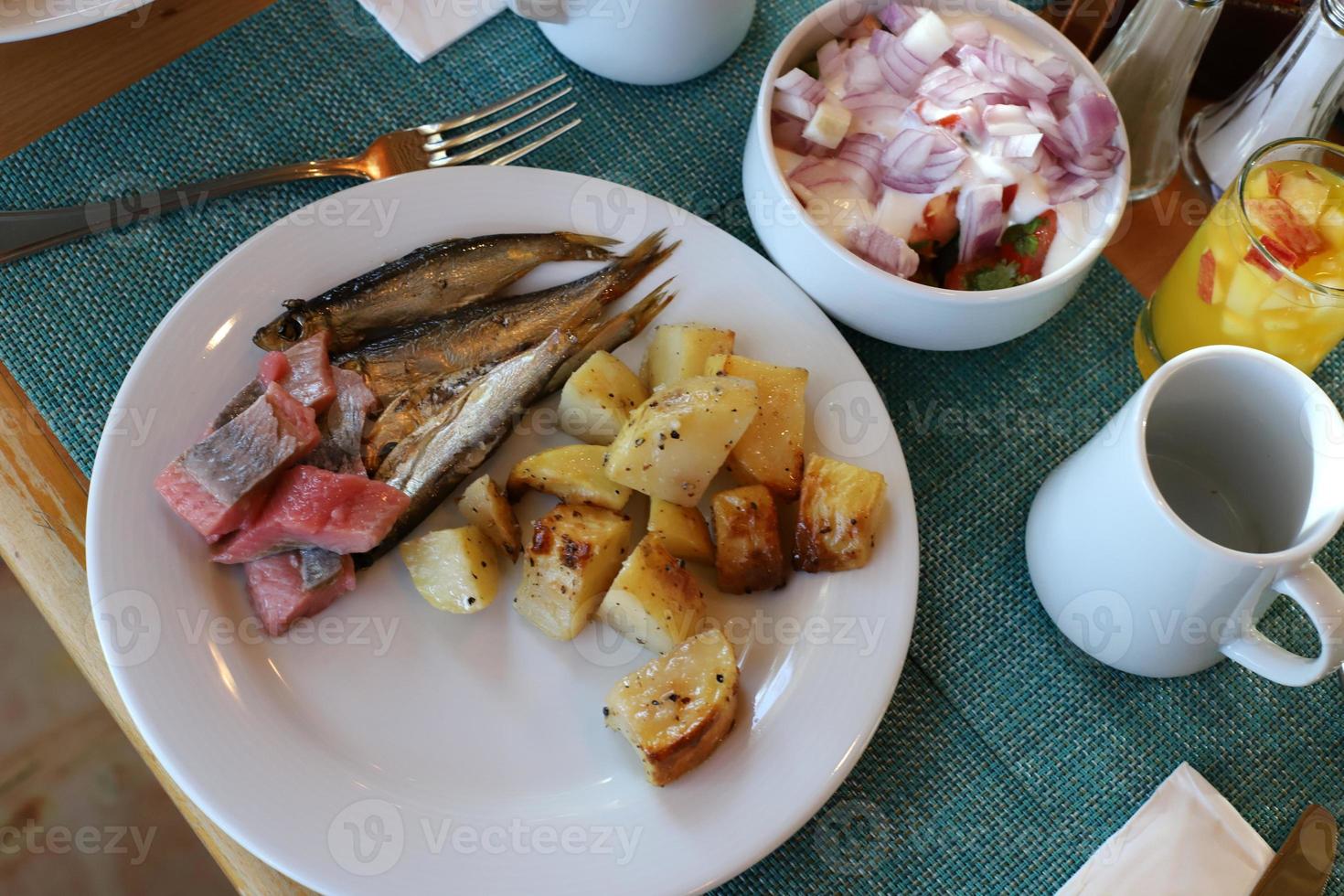 en la mesa en el almuerzo del restaurante por encargo. foto