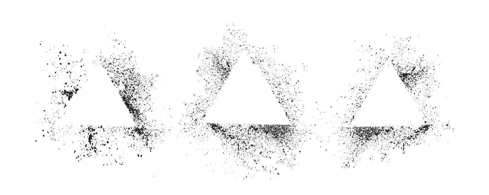 conjunto de tinta negra abstracta rociada sobre un fondo blanco. elementos de diseño triangular para marco de espacio de copia. la colección de pinceles grunge para el diseño creativo. vector