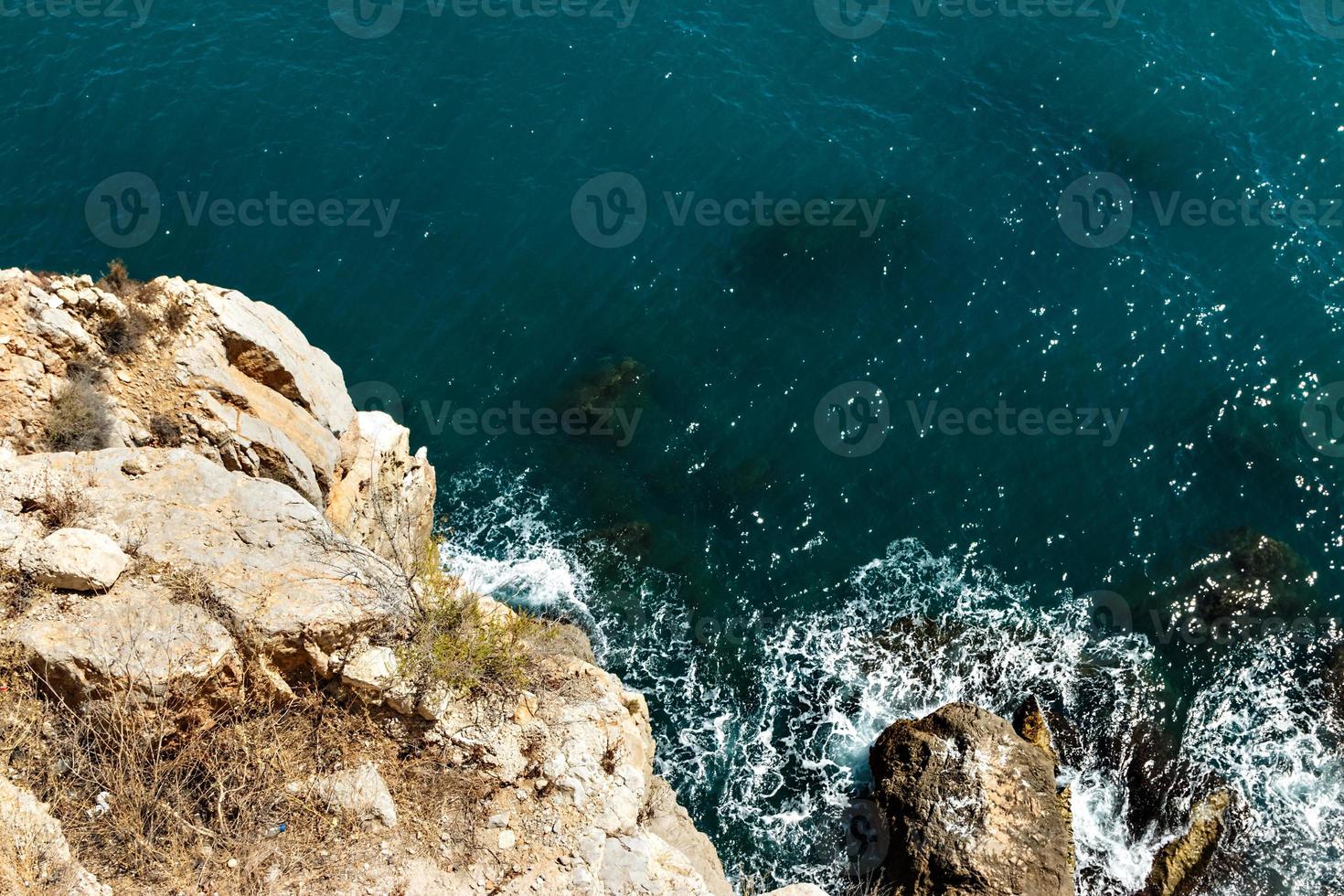 acantilado de la costa visto desde arriba. imagen horizontal foto