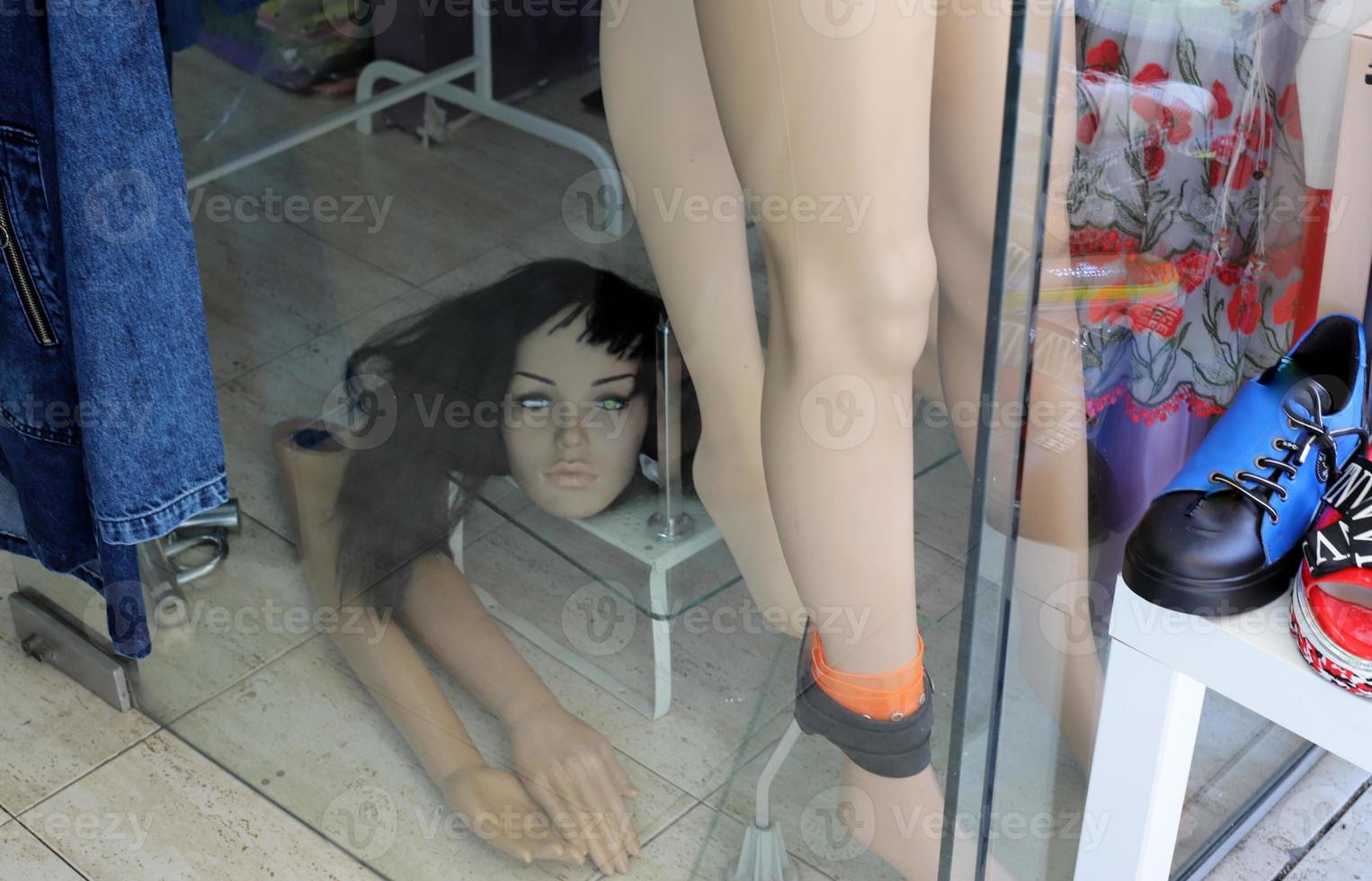 un maniquí se encuentra en una vitrina en una tienda. foto