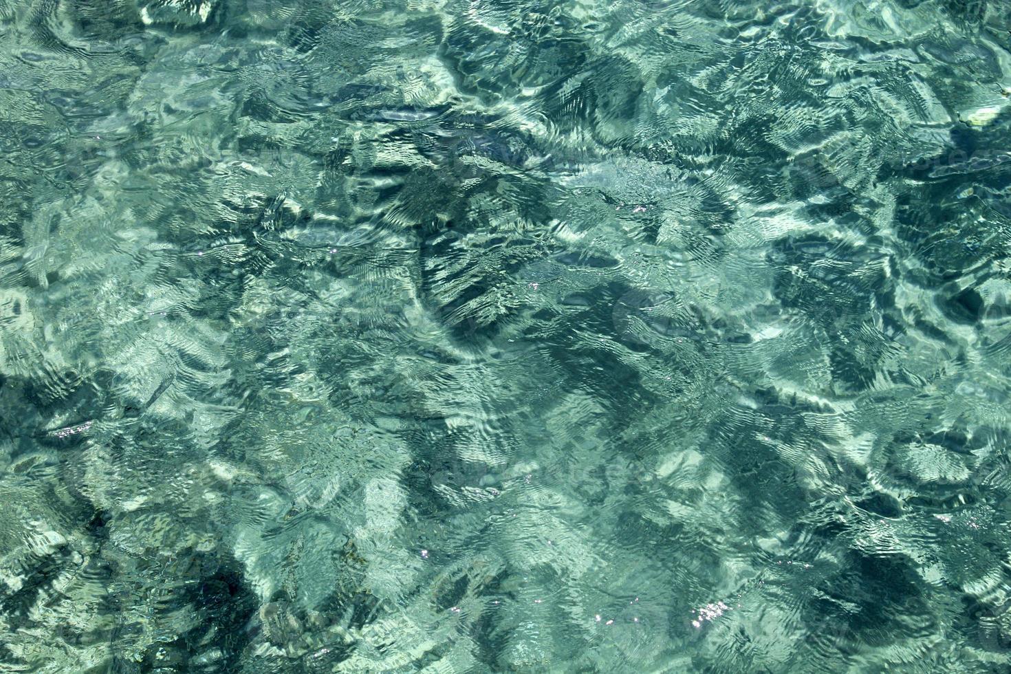 el color del agua de mar en aguas poco profundas. foto