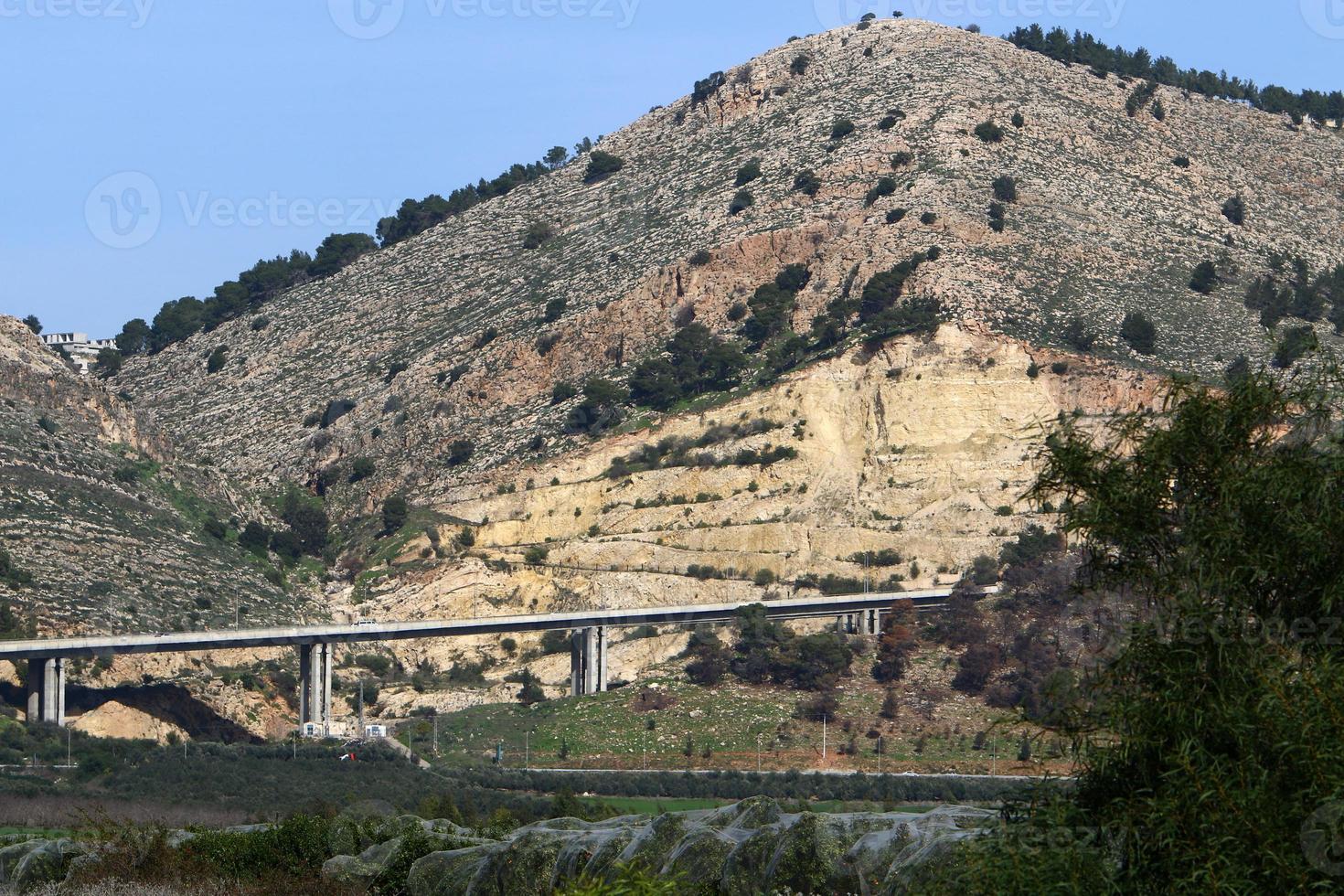 puente sobre un río en israel. foto