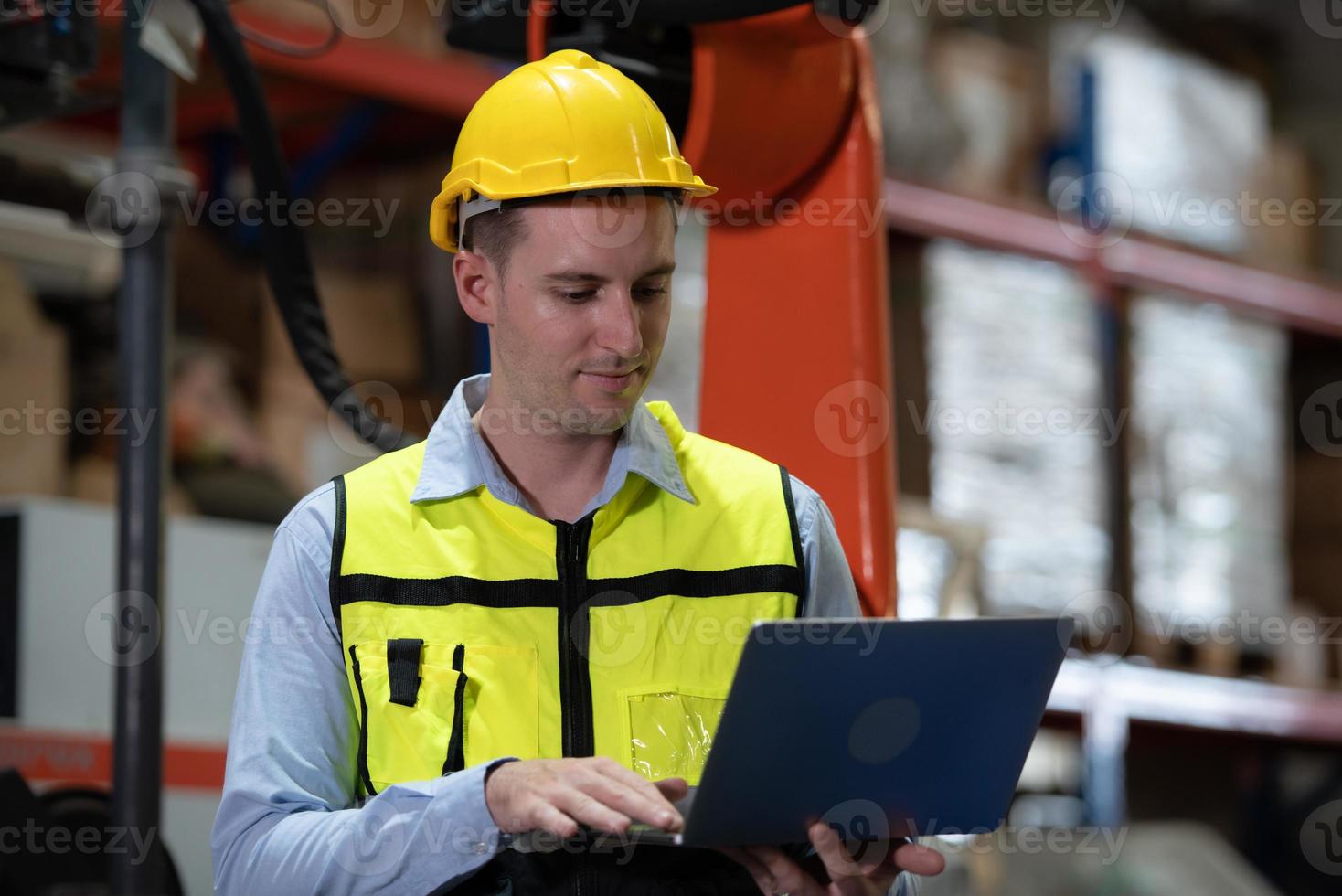 un ingeniero masculino revisando el funcionamiento de un robot de soldadura. utilizado para control de soldadura de precisión rápido y muy seguro foto