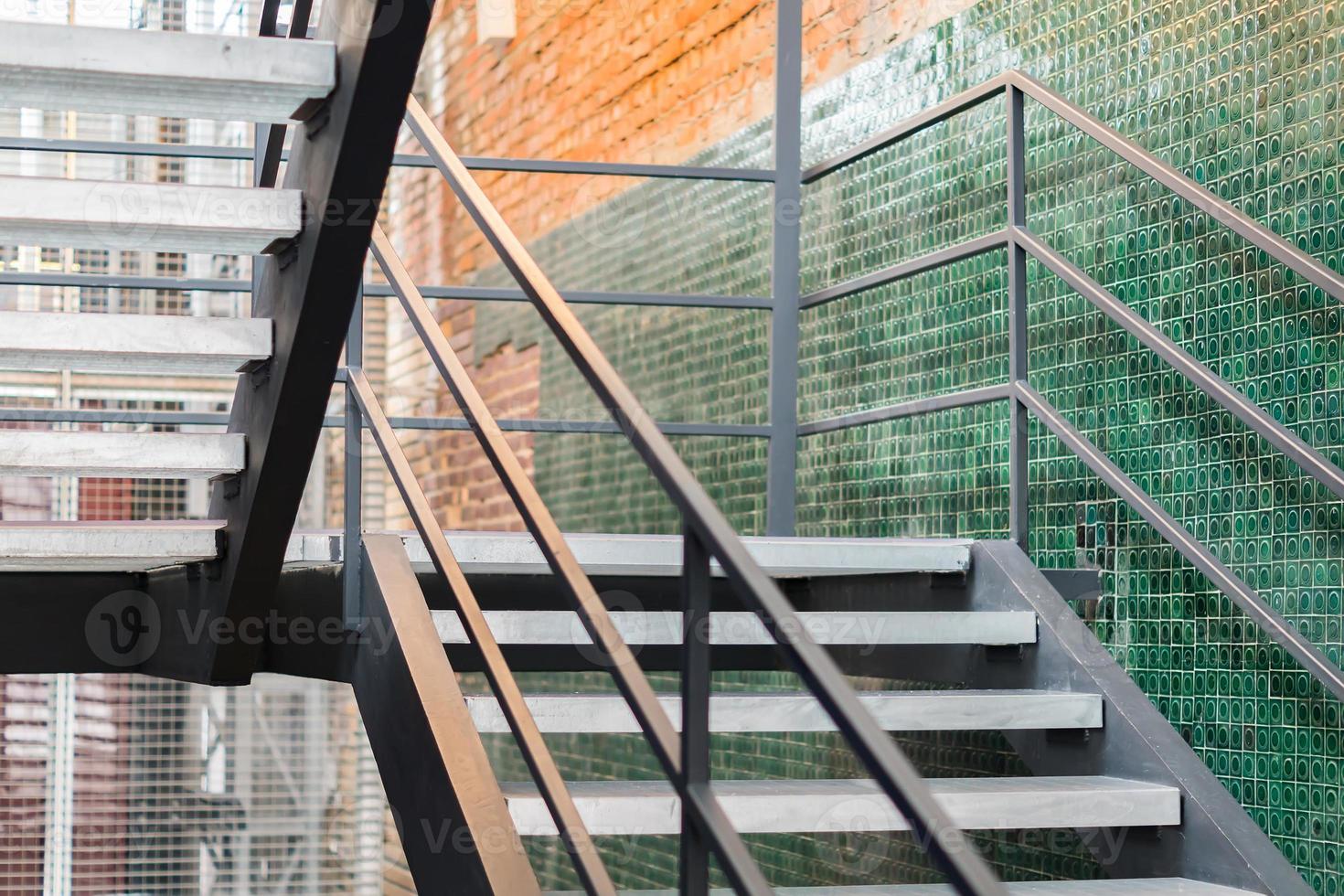 estilo loft en el interior, escalera de metal foto