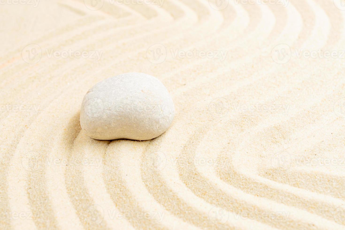 jardín de meditación zen de piedra y arena. fondo de bienestar spa para relajación, armonía, equilibrio y espiritualidad. olas en la arena. colores naturales foto