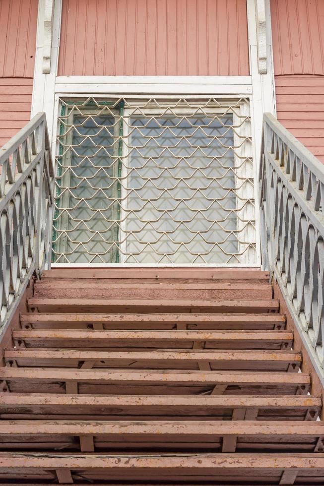 viejas escaleras de madera foto