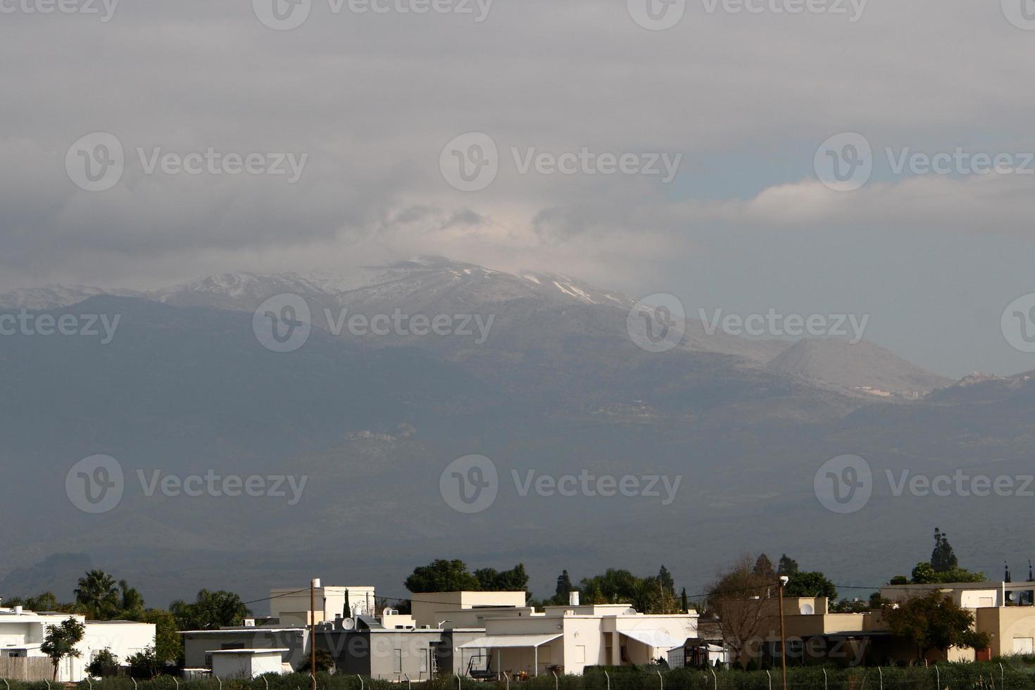 el monte hermón es la montaña más alta de israel y el único lugar donde se pueden practicar deportes de invierno. foto