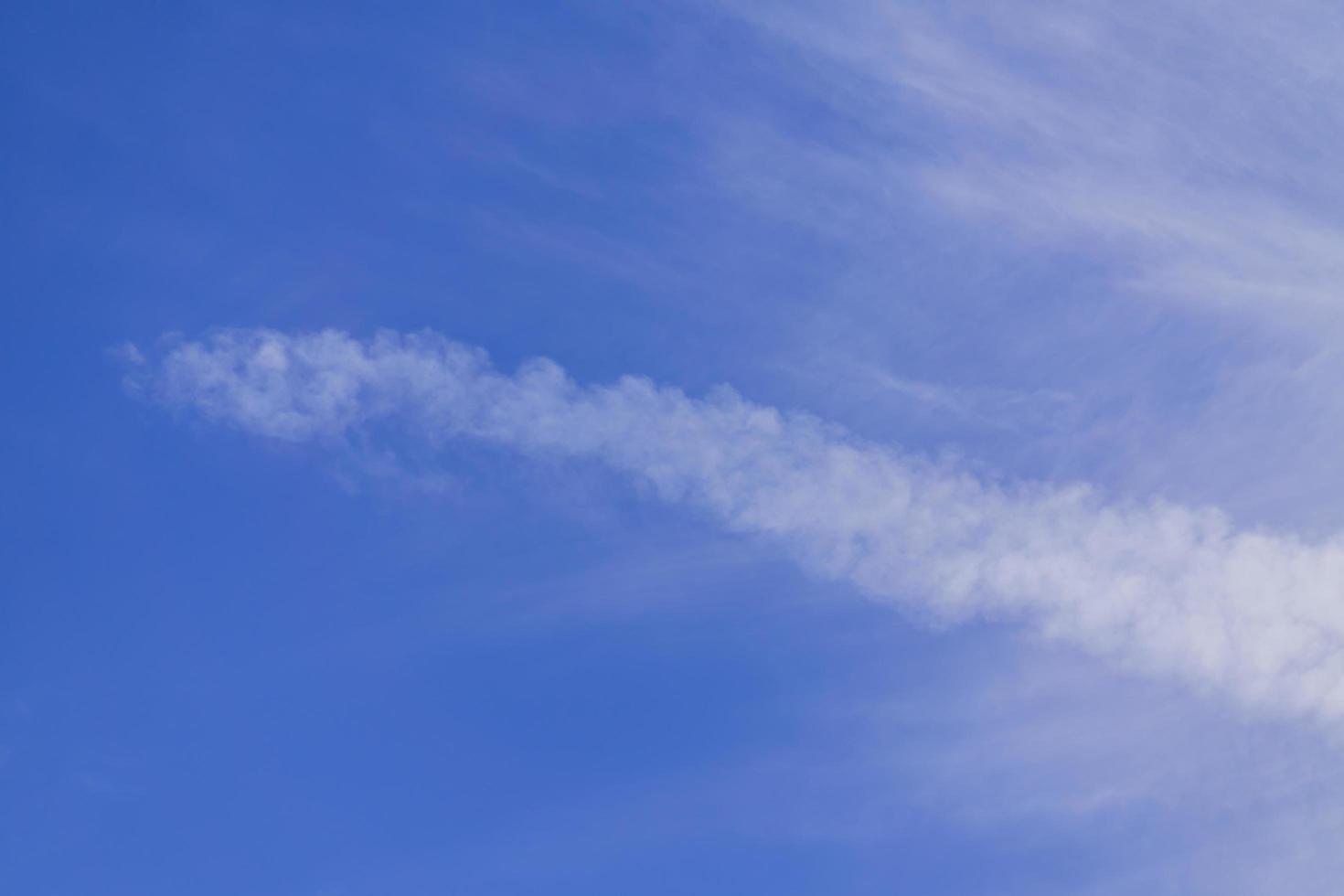 cielo blye con fondo de nubes esponjosas blancas foto