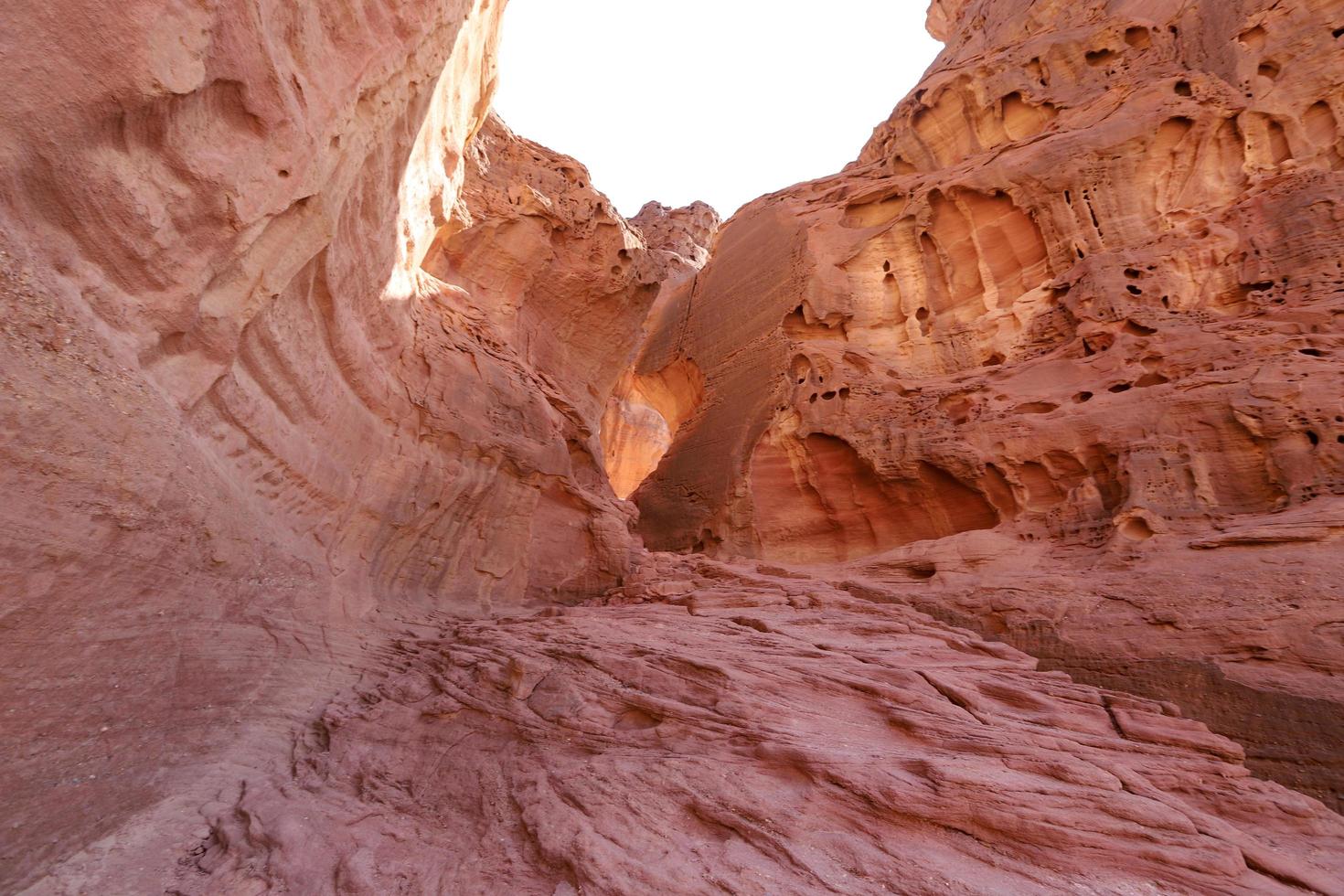 11 de noviembre de 2020. rocas en el parque timra en el sur del desierto de arava en israel. foto