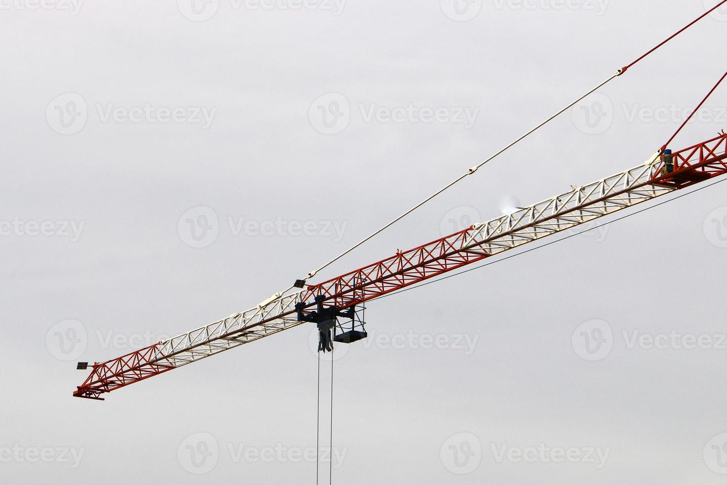 trabajo y herramientas de trabajo en un sitio de construcción en israel. foto