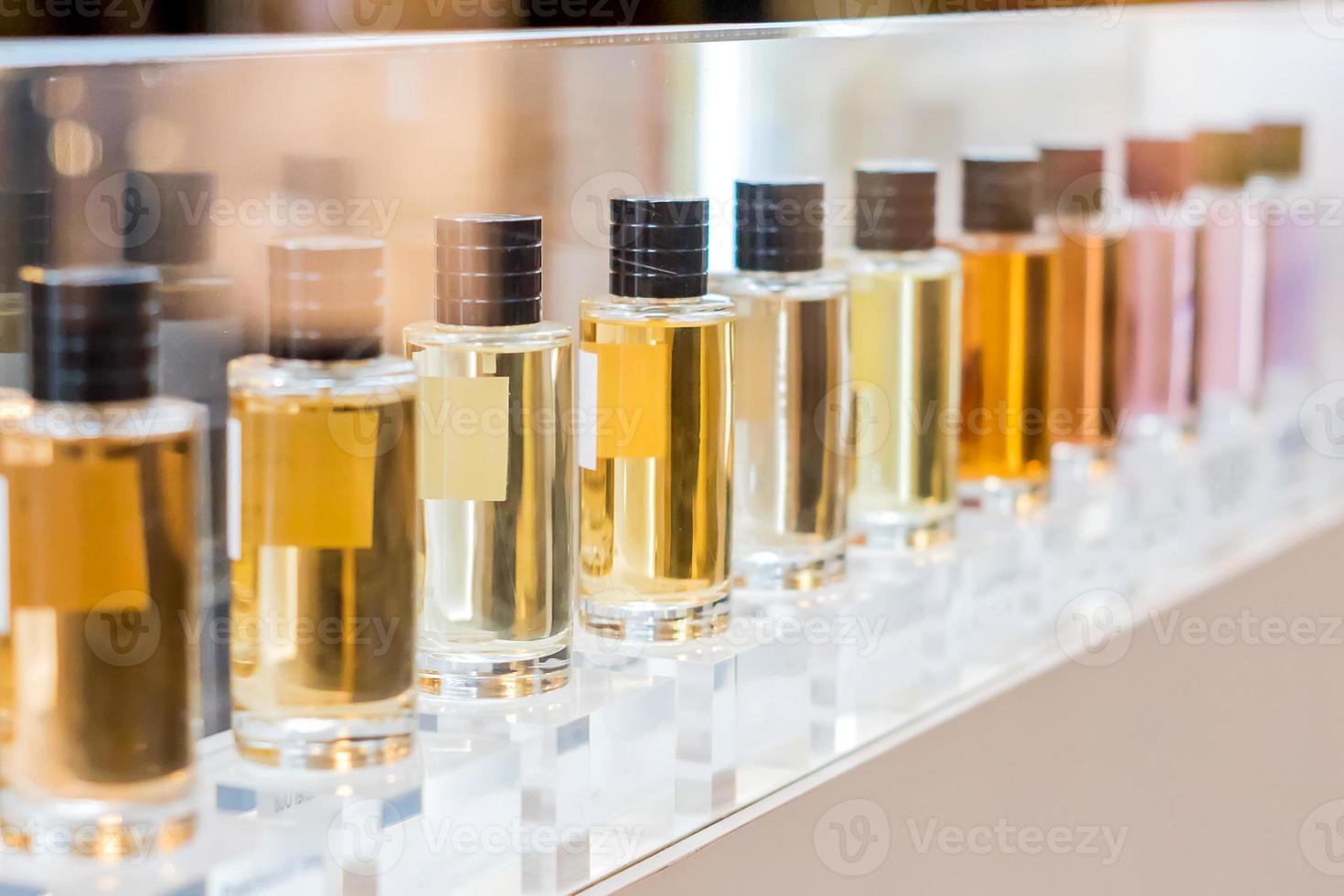 conjunto de coloridos frascos de perfume en el escaparate. foto
