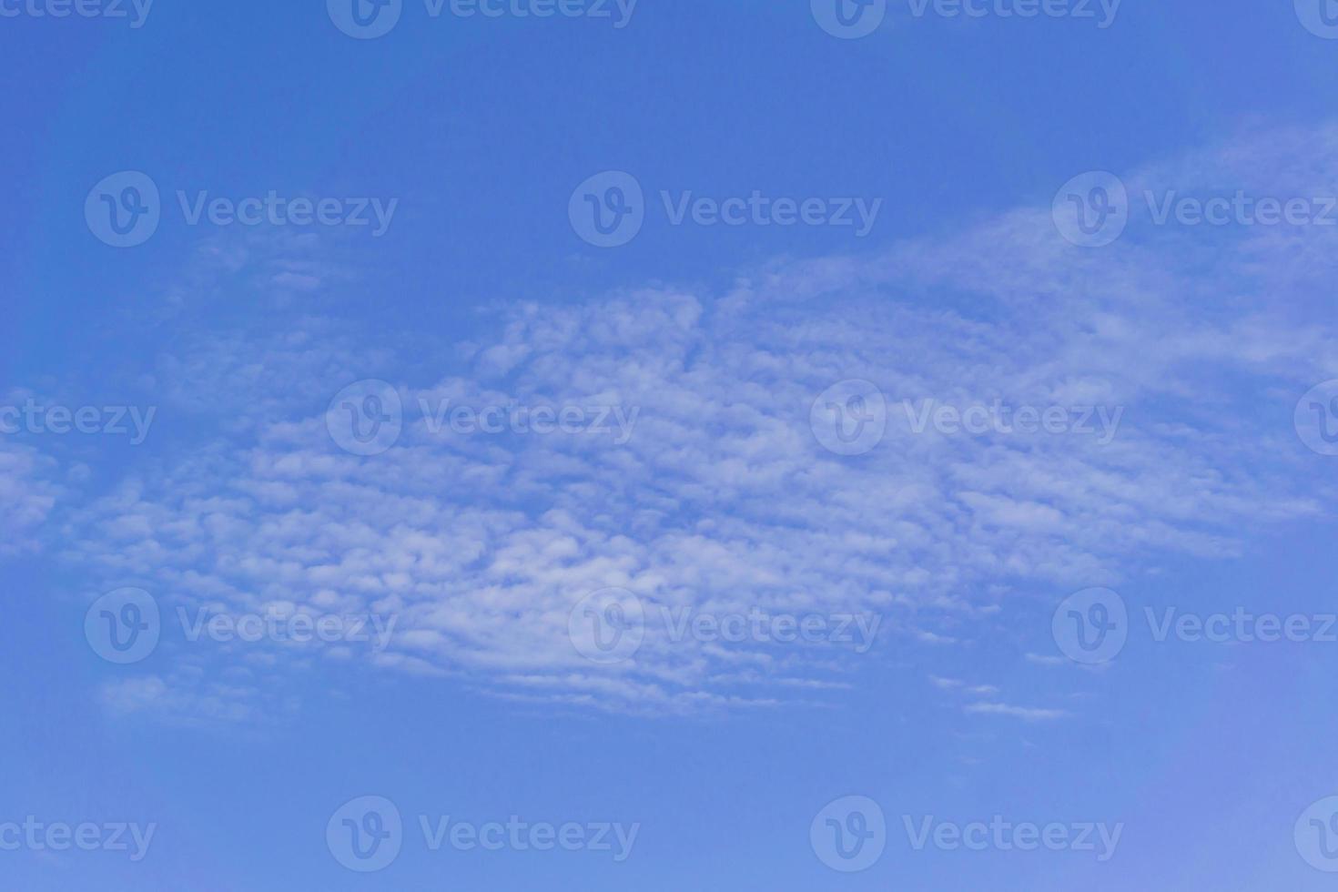 blye sky with white fluffy clouds background photo