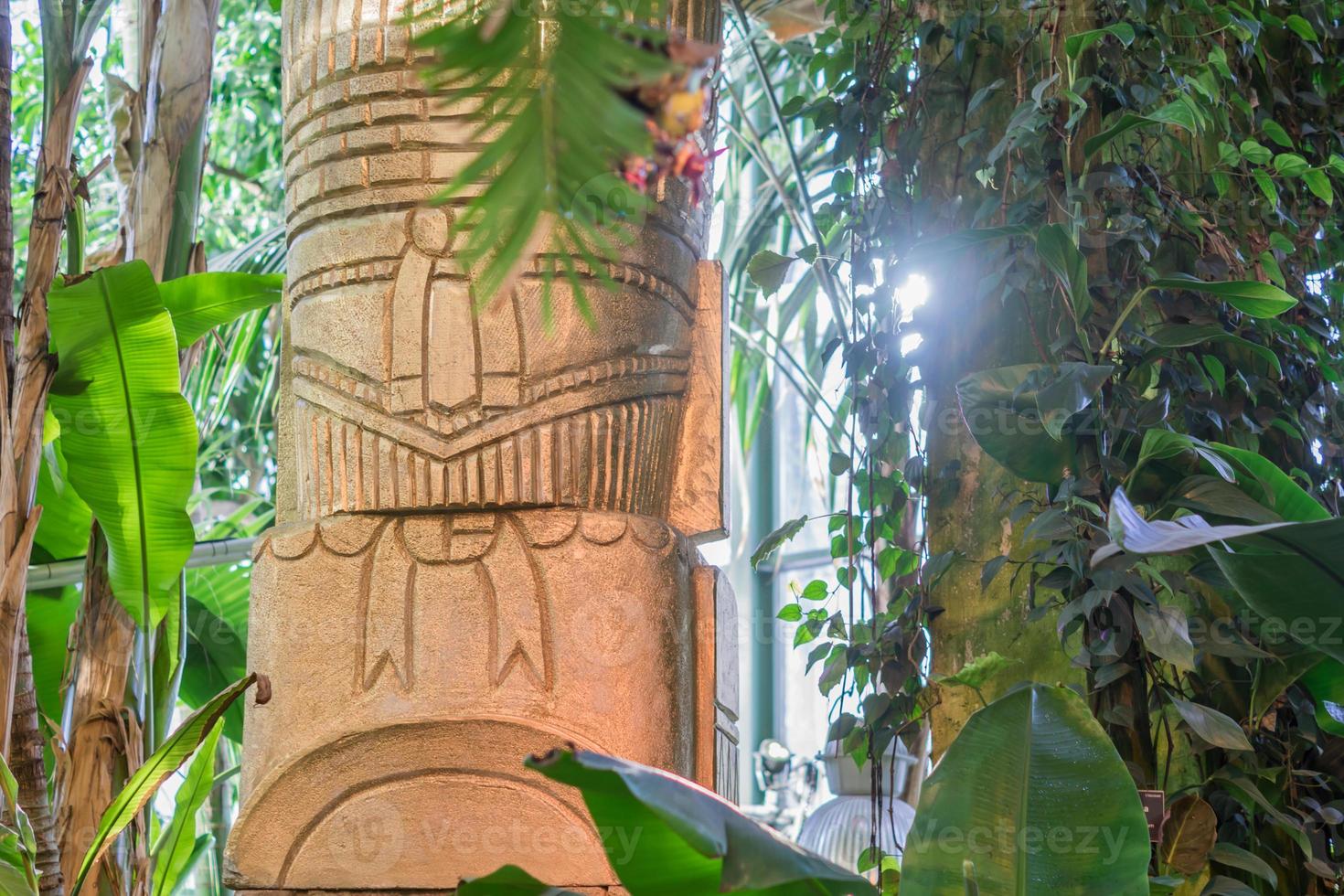 gran estatura azteca de piedra en el bosque tropical. foto