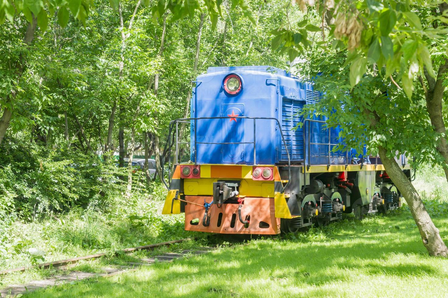 locomotora eléctrica sobre los rieles foto