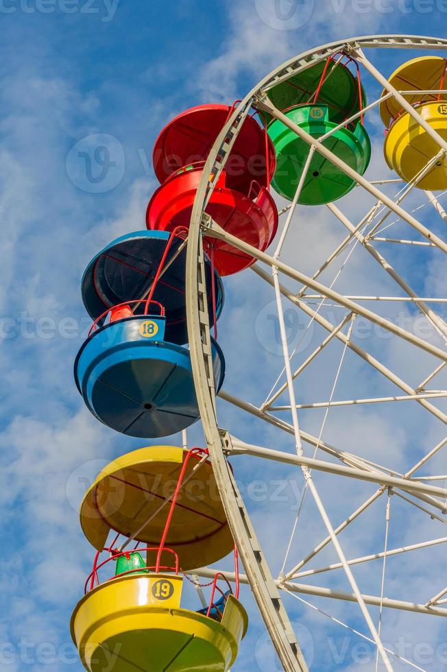 una noria de colores en un parque infantil. foto