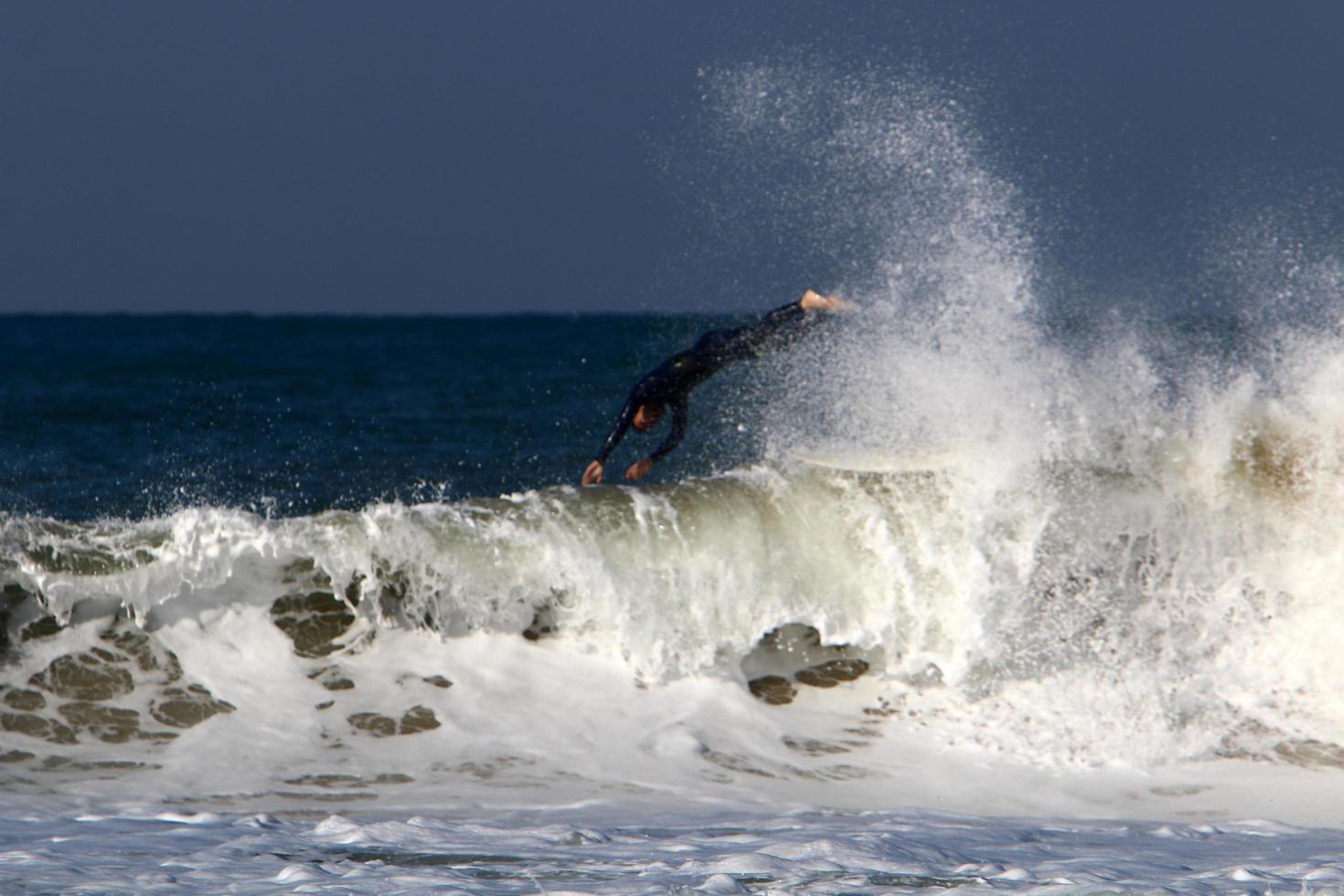 21 de diciembre de 2018 Israel. surfeando en olas altas en el mediterráneo. foto