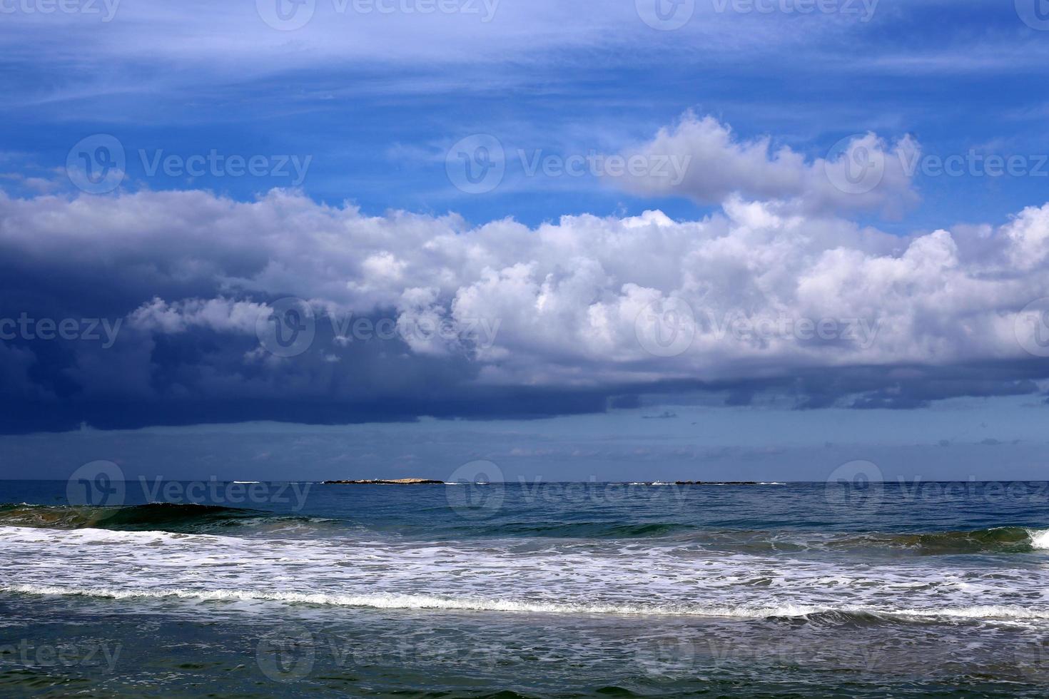 el cielo sobre el mar mediterráneo en el norte de israel. foto