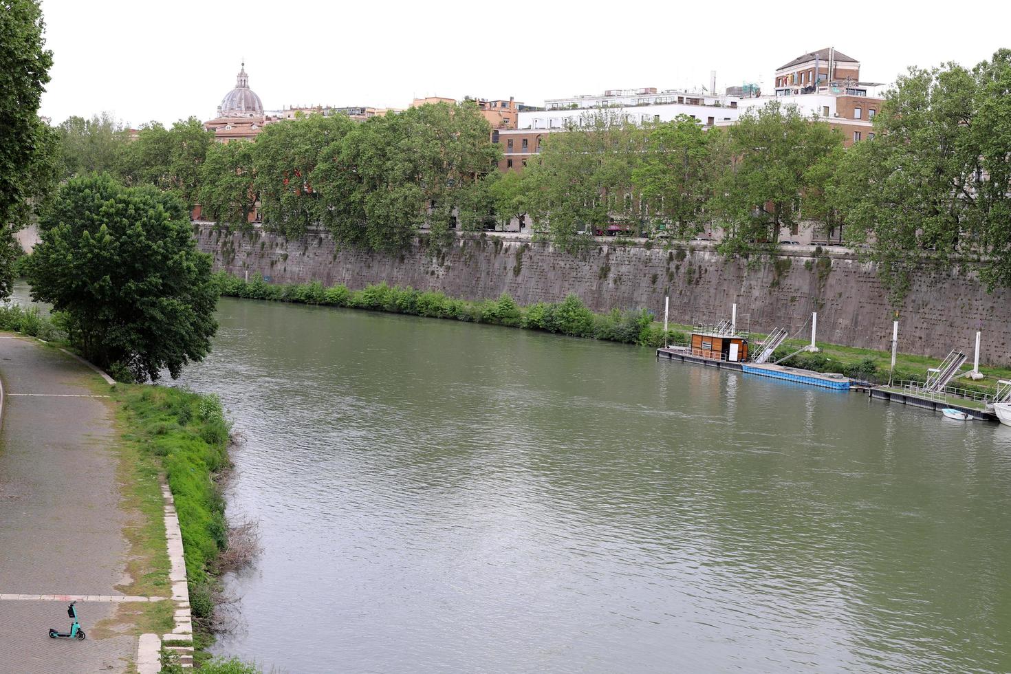 9 de mayo de 2022 río tiber italia. Tíber río caudaloso en el centro de Roma. foto