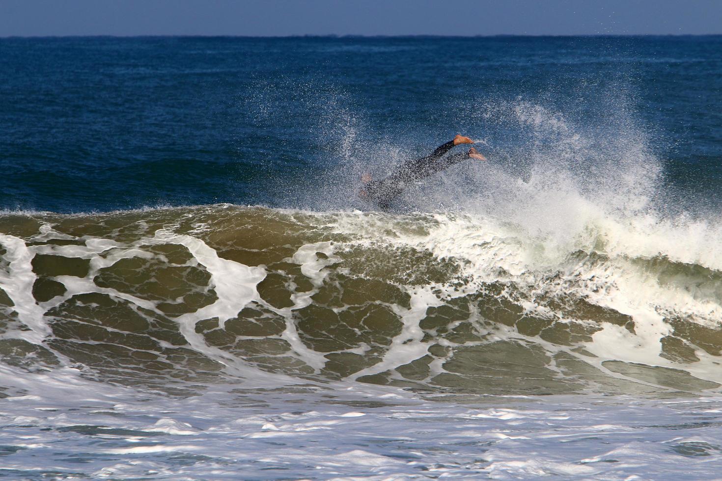 21 de diciembre de 2018 Israel. surfeando en olas altas en el mediterráneo. foto