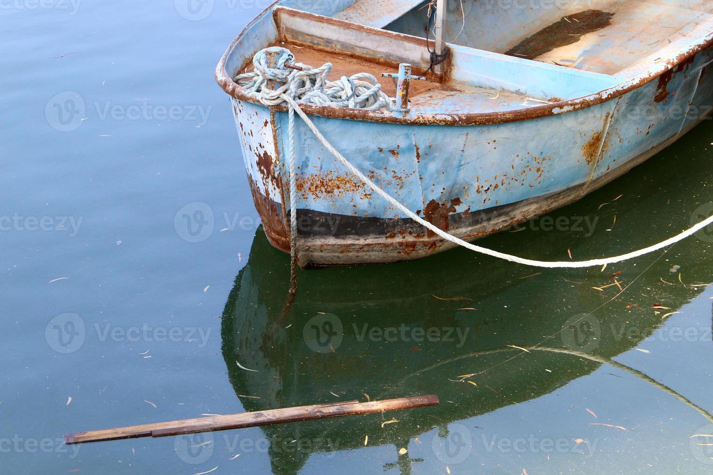 amarre a la orilla del mar para amarre de barcos y yates. foto