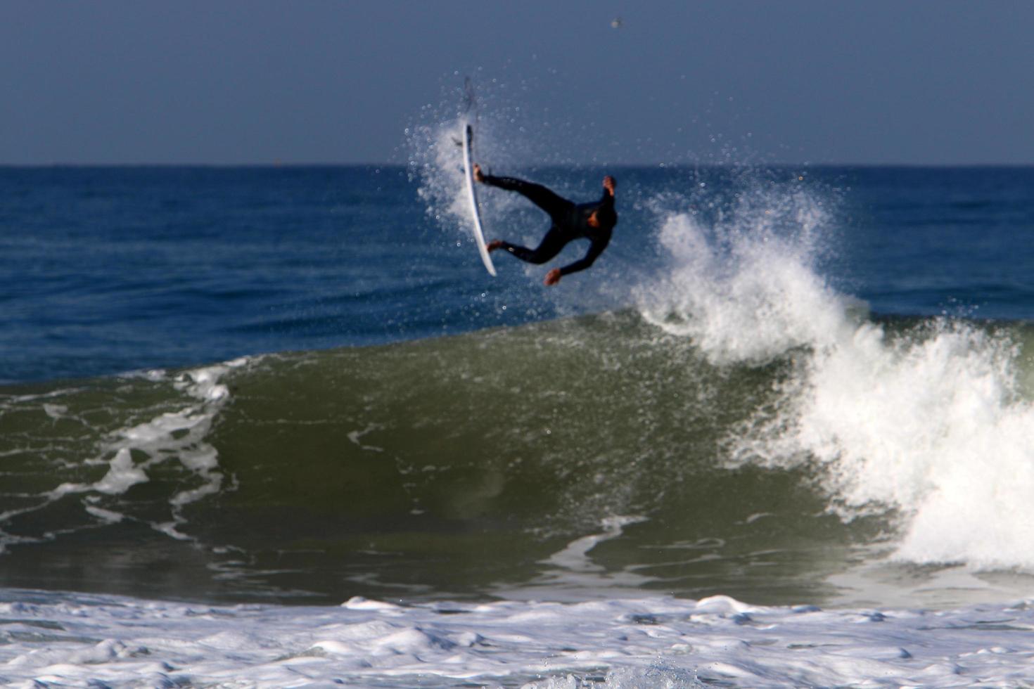 21 de diciembre de 2018 Israel. surfeando en olas altas en el mediterráneo. foto