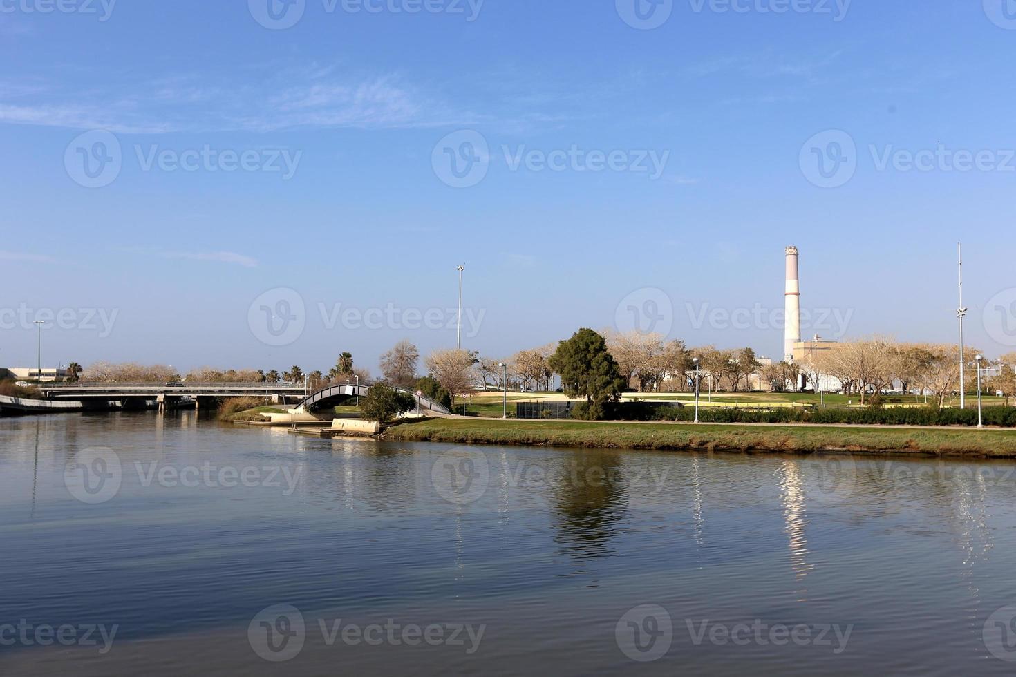 el río yarkon en el parque de la ciudad de tel aviv. foto