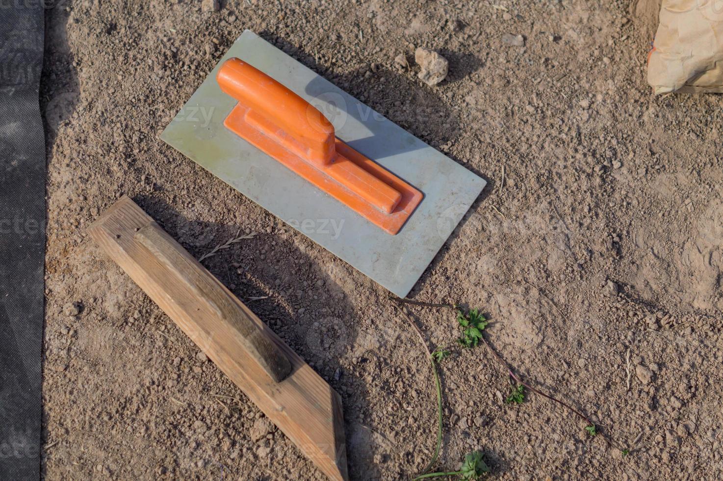 solera de madera y metal para hormigón en el suelo foto