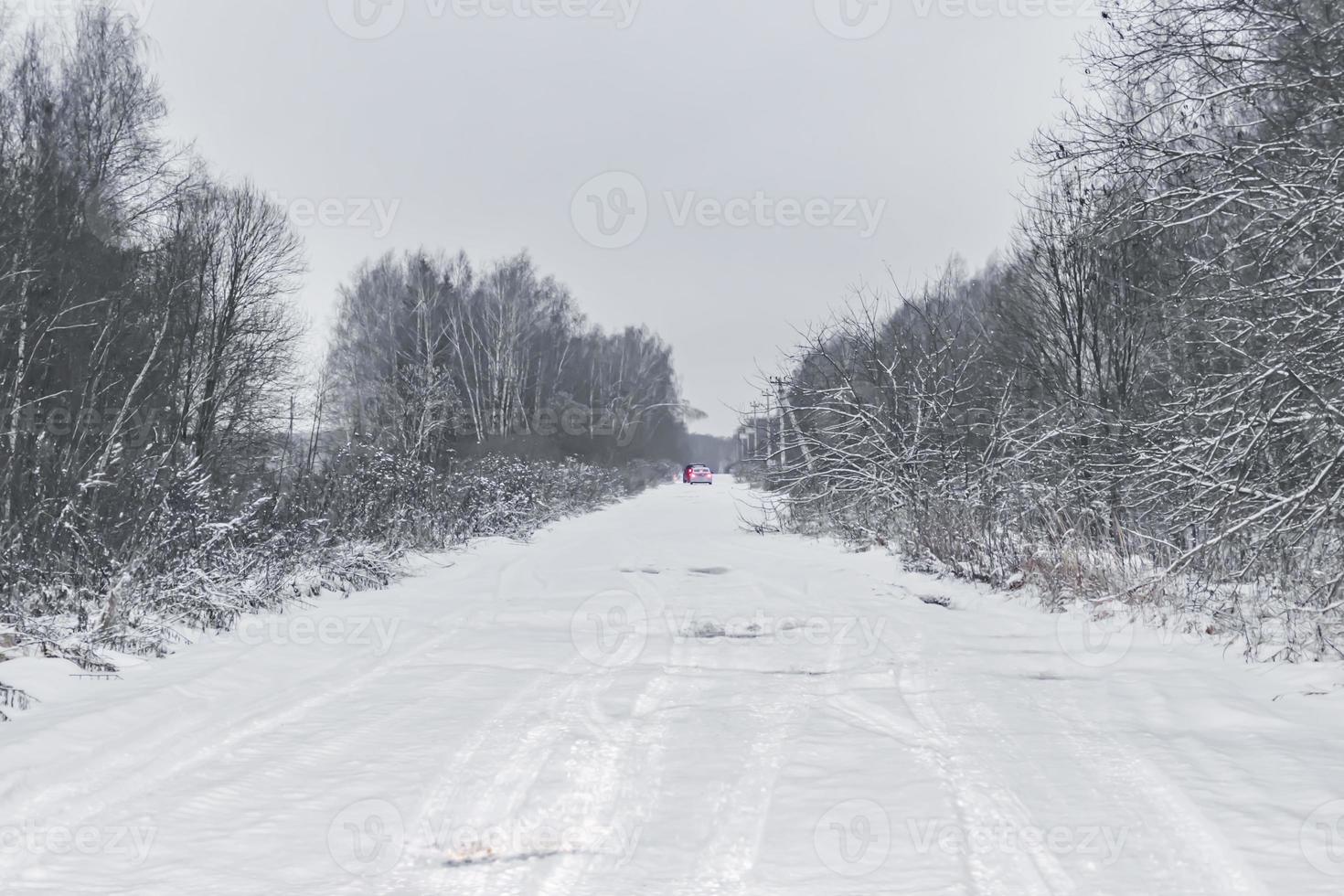 acar con semáforos en carretera de invierno foto