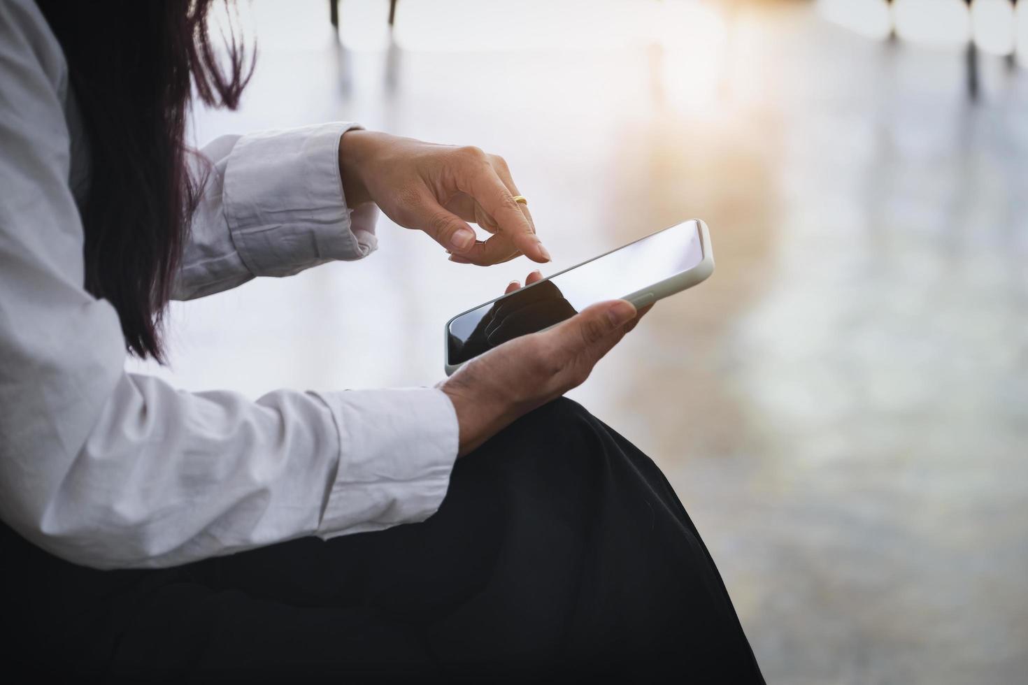 las mujeres usan teléfonos móviles en su tiempo libre del trabajo para jugar en las redes sociales o comprar en línea. foto