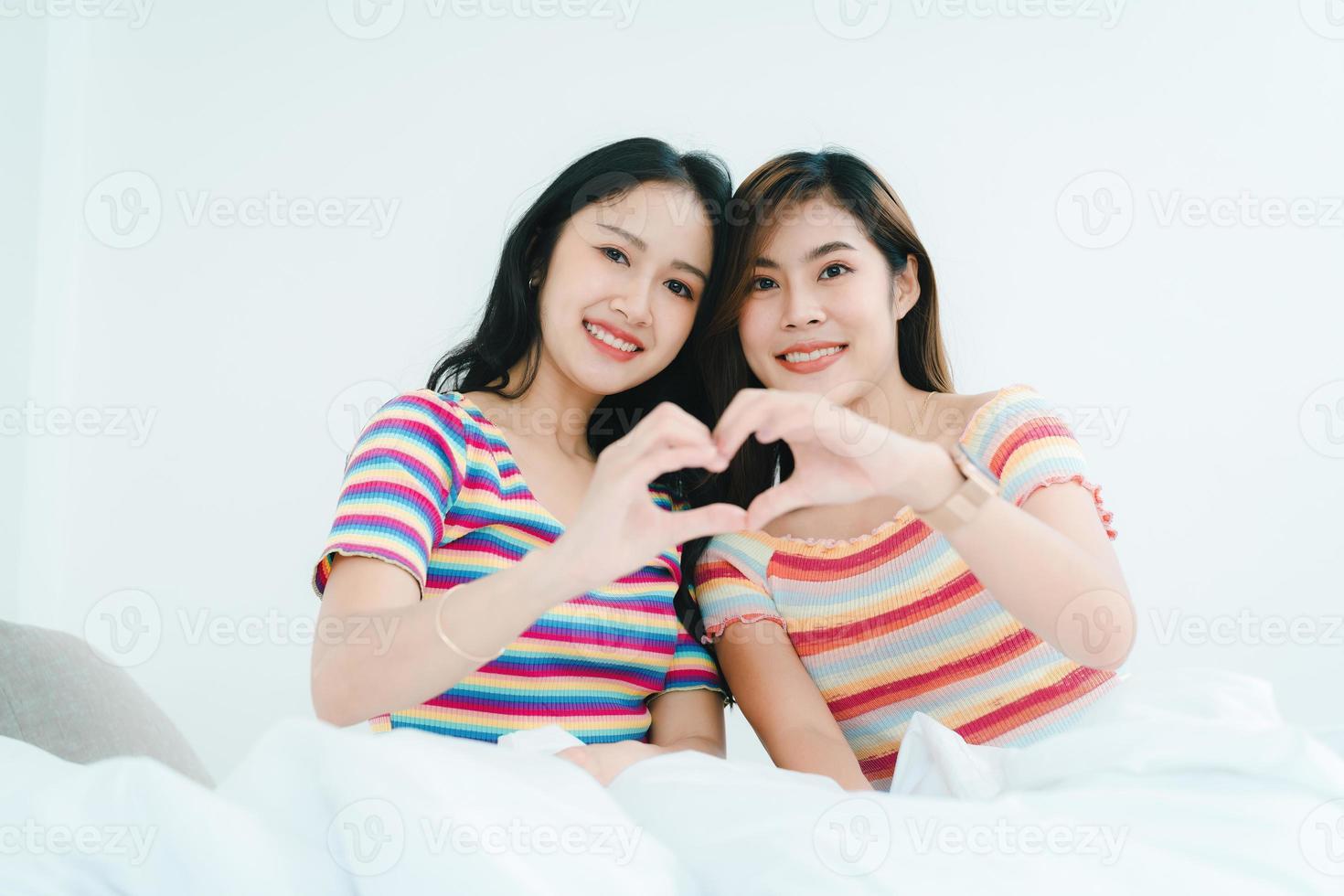 lgbtq, concepto lgbt, homosexualidad, retrato de dos mujeres asiáticas posando felices juntas y mostrándose amor mientras están juntas foto