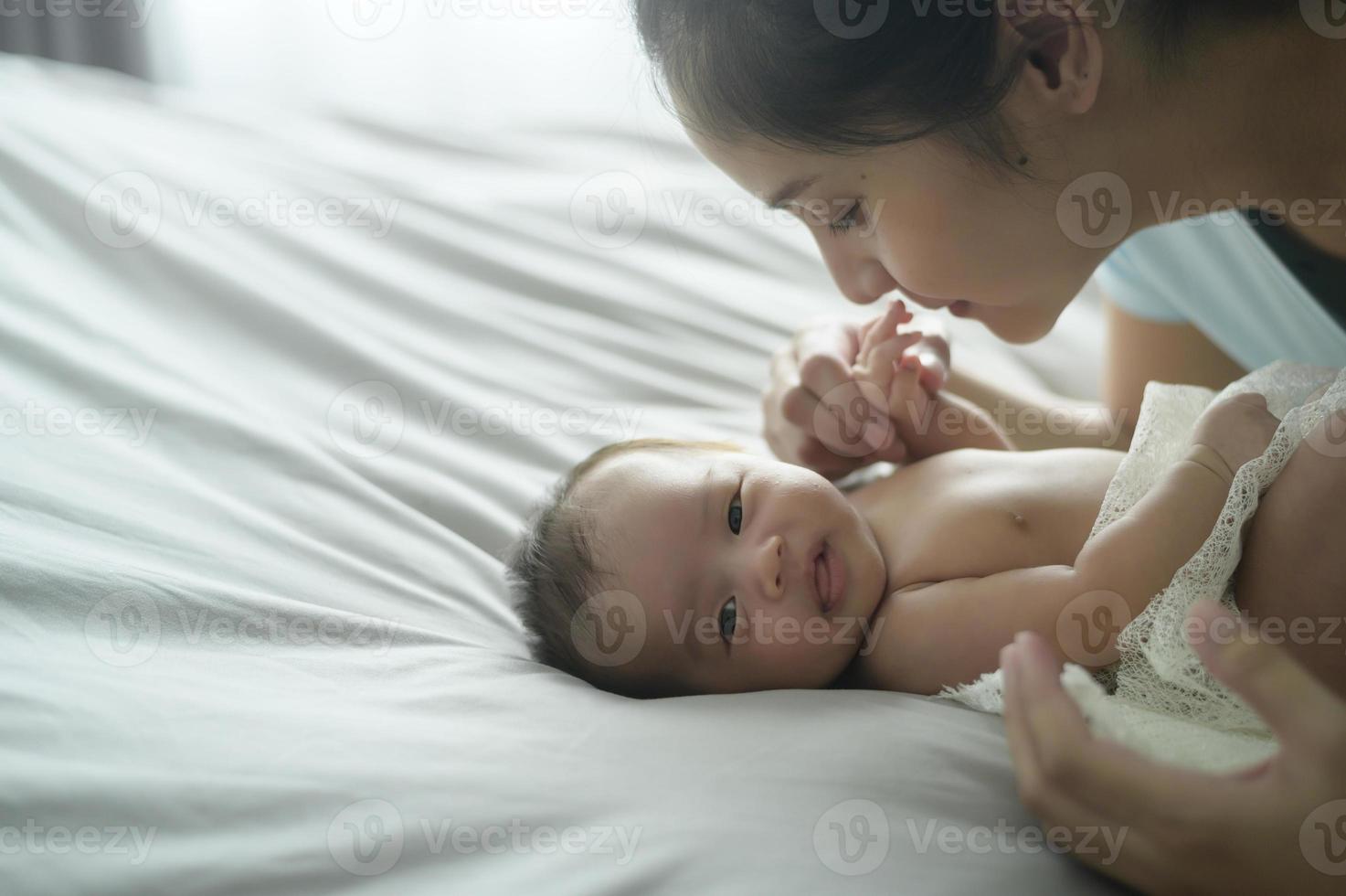 joven madre con un lindo bebé recién nacido. foto