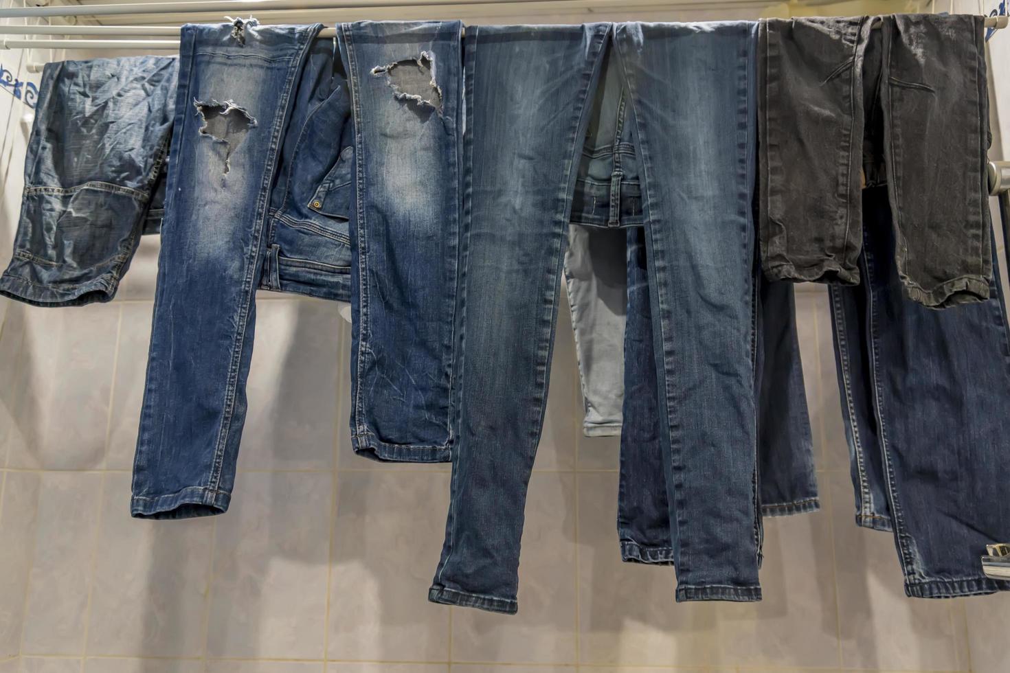 jeans limpios colgados en el baño foto