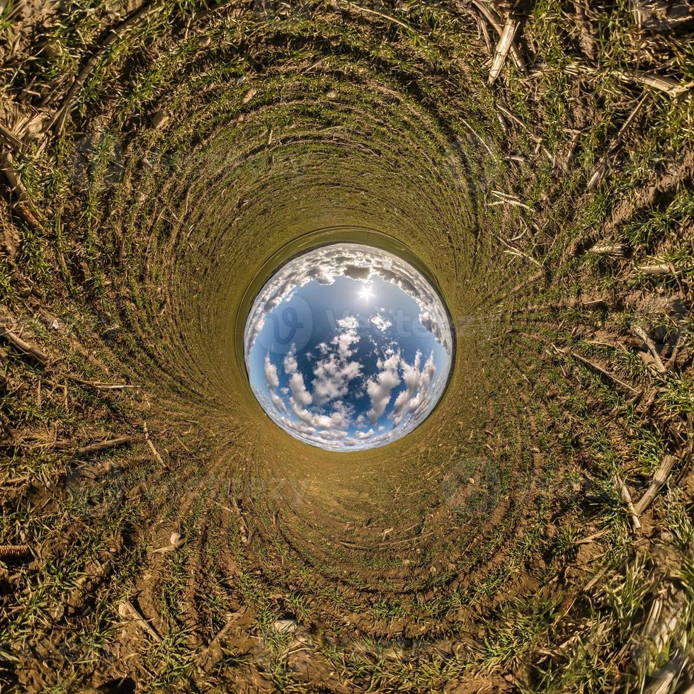 bola de cielo azul en medio del campo giratorio. inversión de la transformación del pequeño planeta del panorama esférico de 360 grados. curvatura del espacio. foto