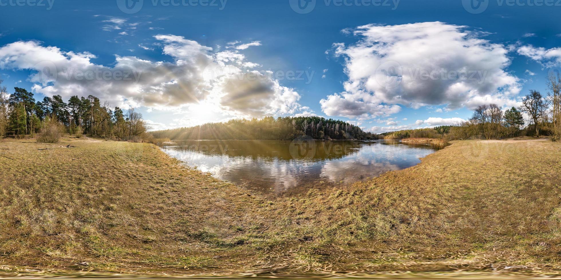 panorama esférico completo sin costuras vista de ángulo de 360 grados en la orilla del ancho río neman por la noche con hermosas nubes en proyección equirectangular, contenido de realidad virtual listo vr ar foto