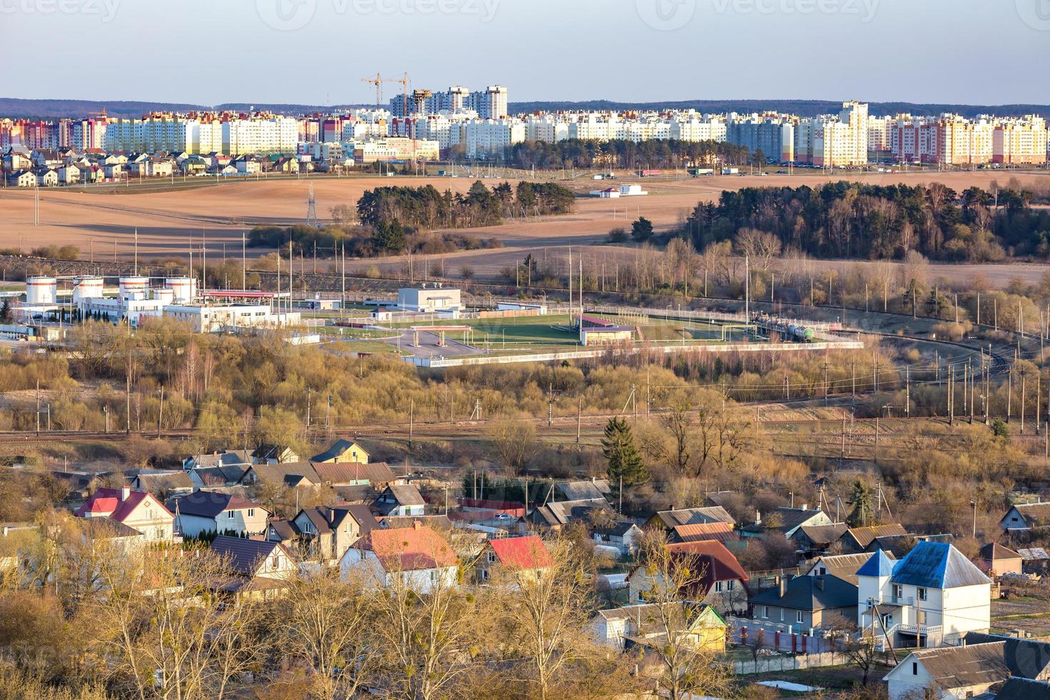 vista panorámica del barrio residencial de desarrollo urbano del área de construcción del pueblo por la noche desde una vista de pájaro foto