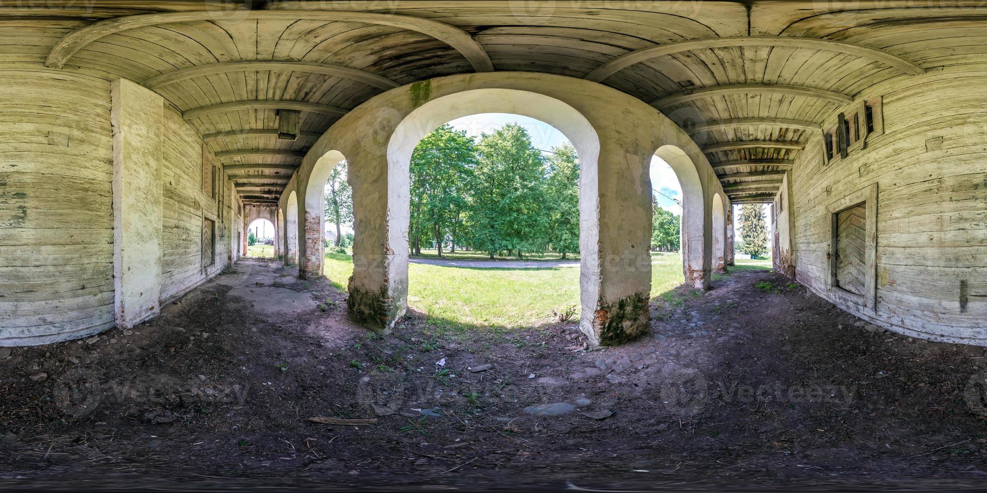 vista de ángulo de 360 grados de panorama hdri esférico completo sin costuras cerca de un granero de granja en ruinas abandonado de madera con columnas en proyección equirectangular, vr ar contenido de realidad virtual foto