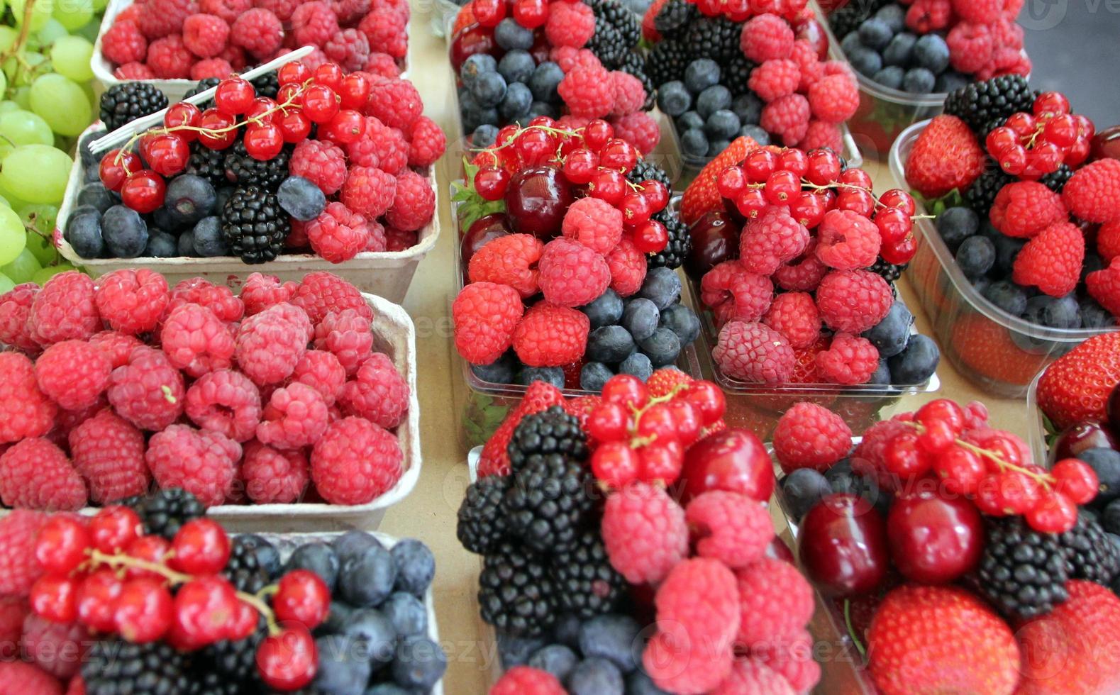 las bayas y las frutas se venden en un bazar en israel. foto