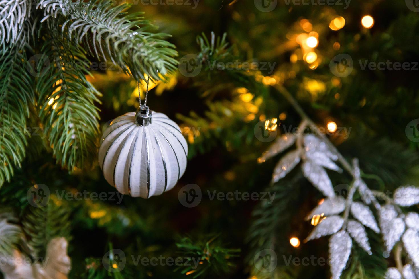 clásico árbol de año nuevo decorado con navidad. árbol de navidad con  adornos blancos y plateados,