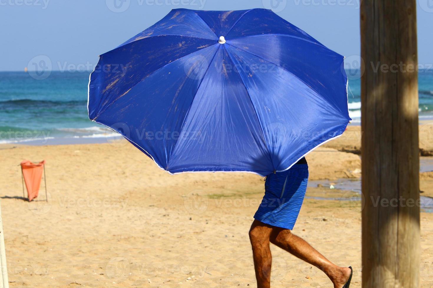 paraguas para protegerse del sol en la playa de la ciudad. foto