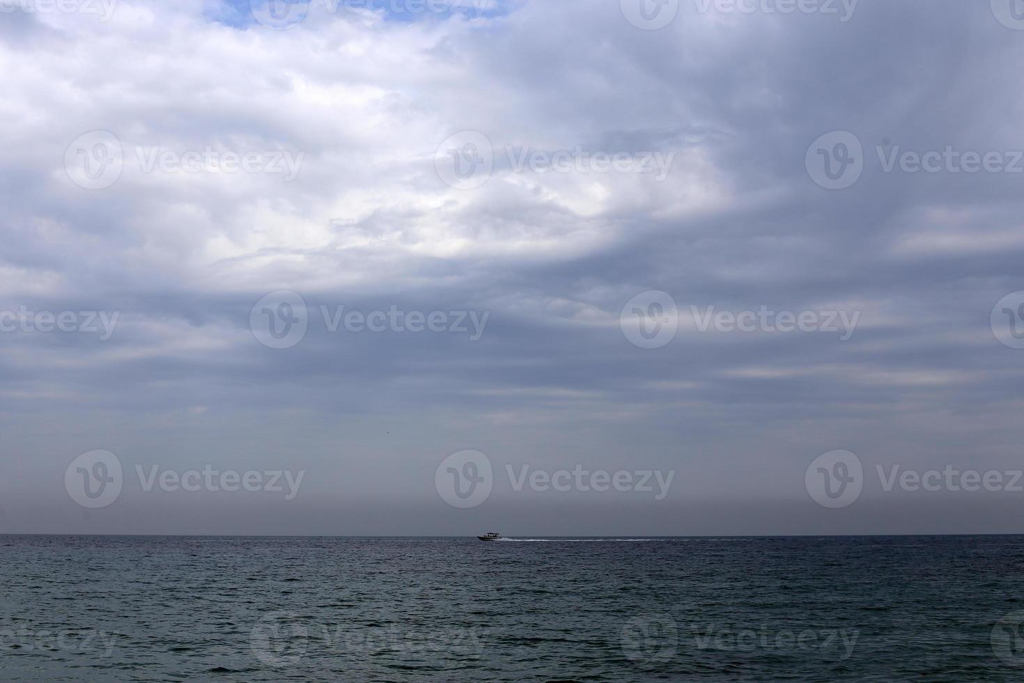 el cielo sobre el mar mediterráneo en el norte de israel. foto