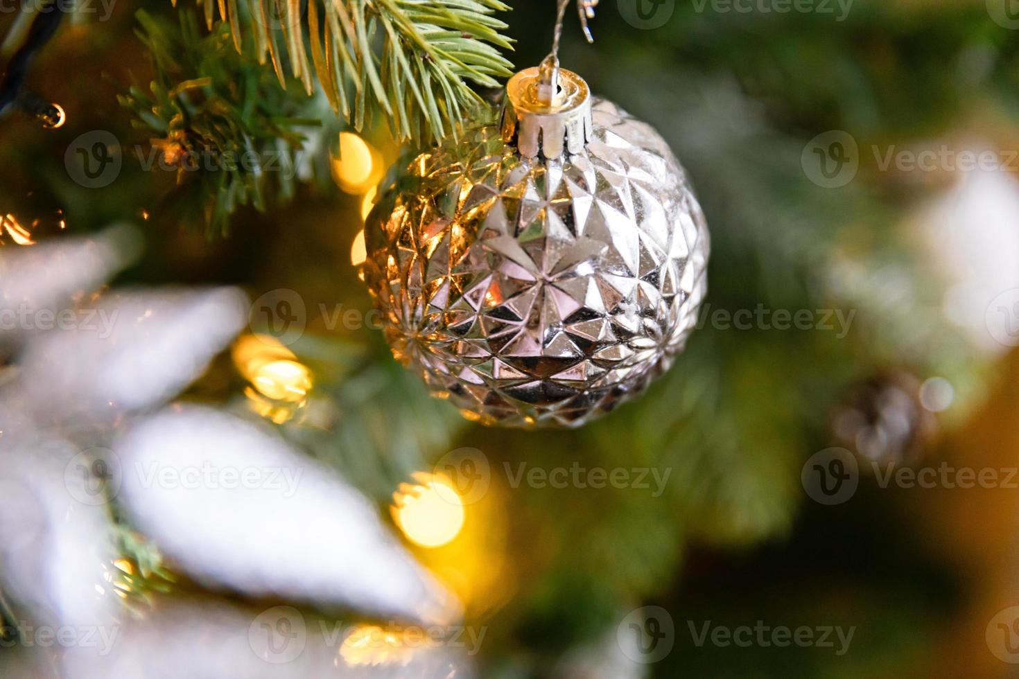 clásico árbol de año nuevo decorado con navidad. árbol de navidad con  adornos blancos y plateados,