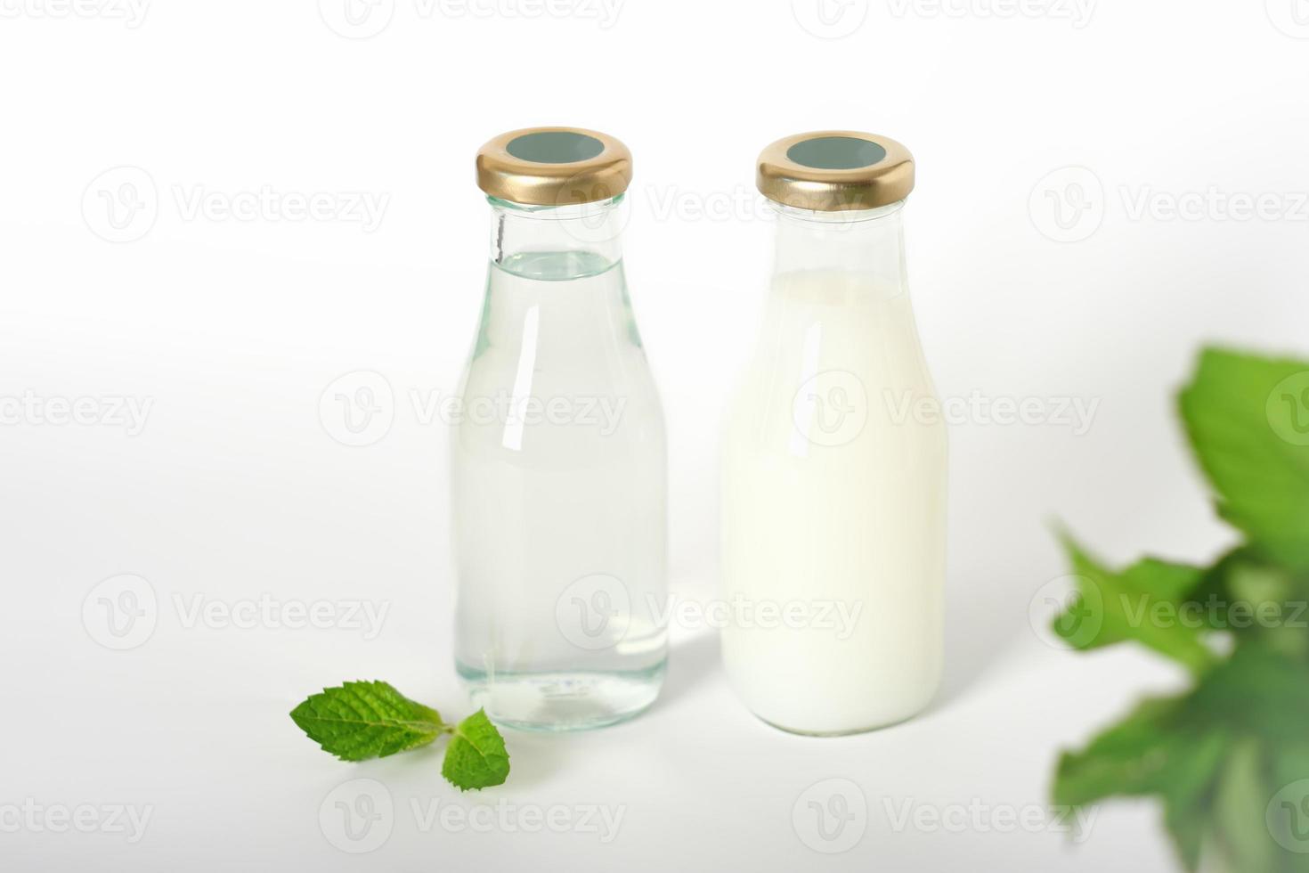 botellas de vidrio con champú y acondicionador. paquete de recarga, cero residuos y estilo de vida sostenible. sin cuidado de belleza de plástico. hojas de menta naturales. foto