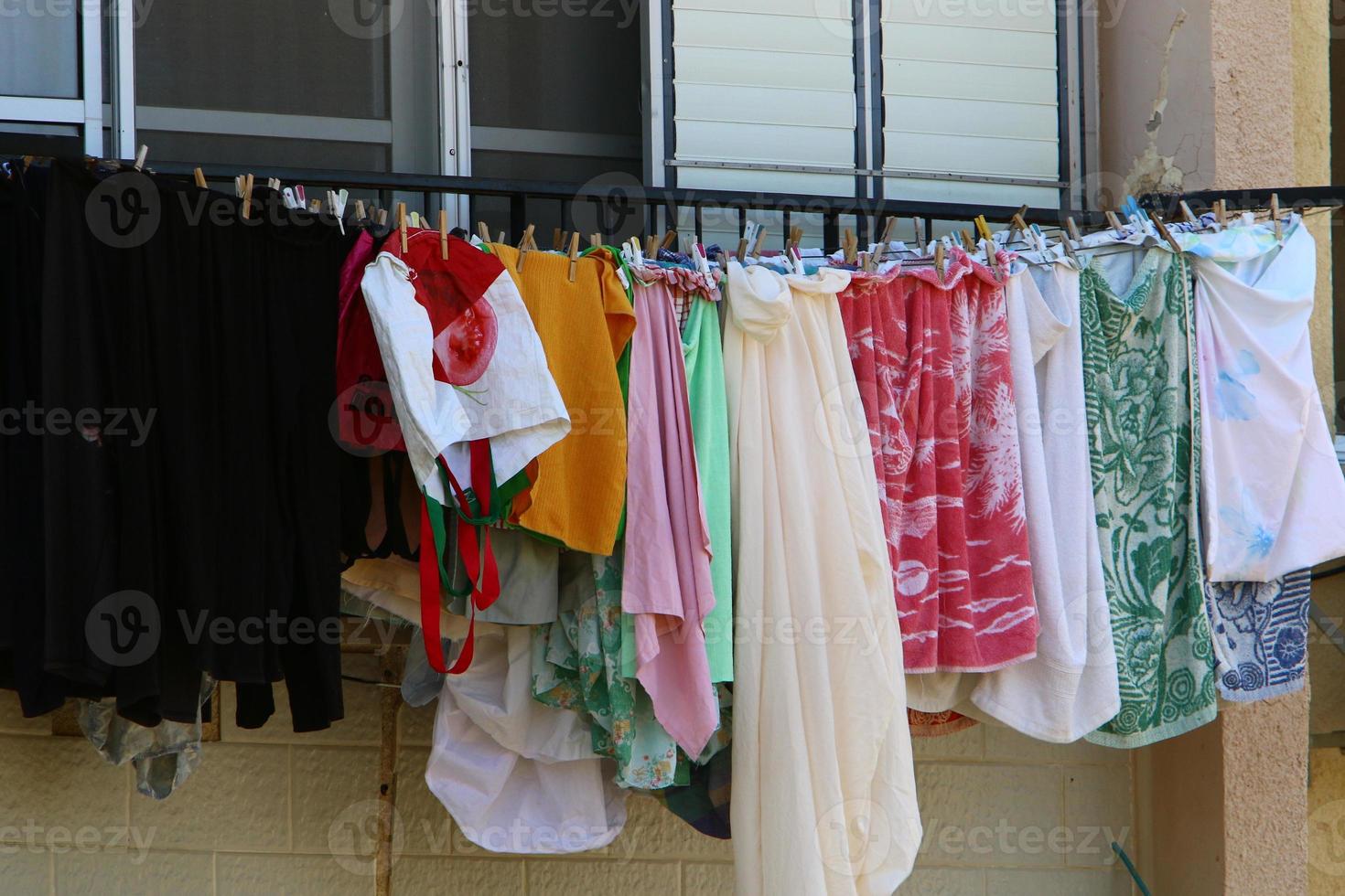 la ropa lavada se seca en la calle fuera de la ventana de la casa. foto