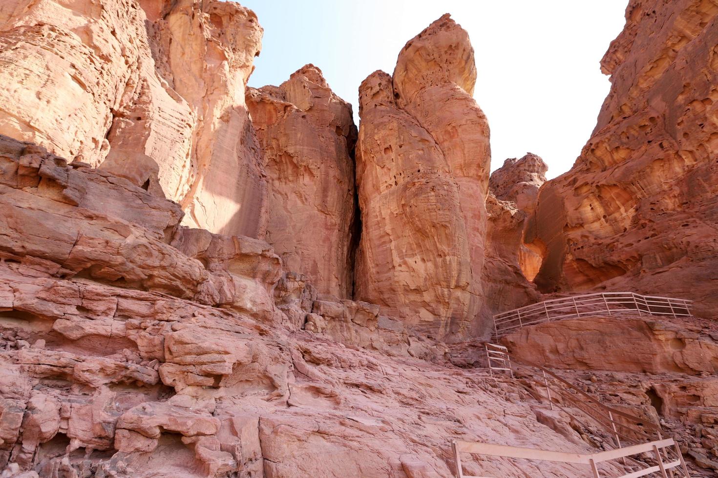 11 de noviembre de 2020. rocas en el parque timra en el sur del desierto de arava en israel. foto