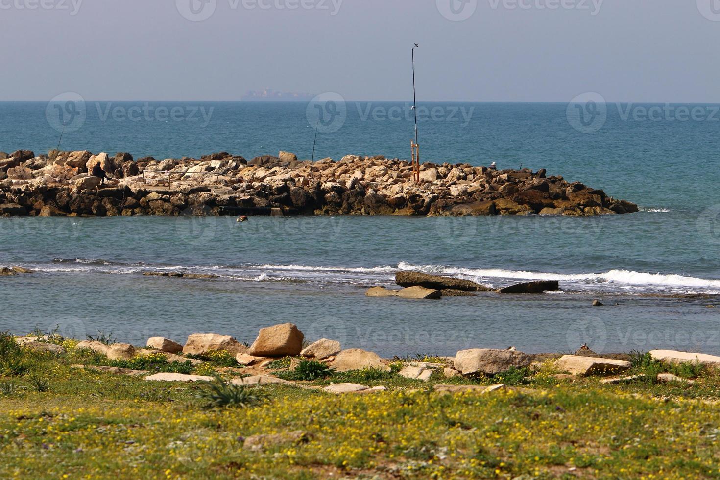 rompeolas en la playa de la ciudad para protegerse de las olas del mar. foto