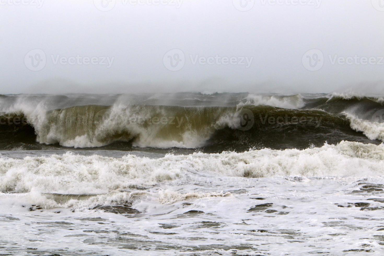 tormenta en el mediterráneo frente a la costa de israel. foto