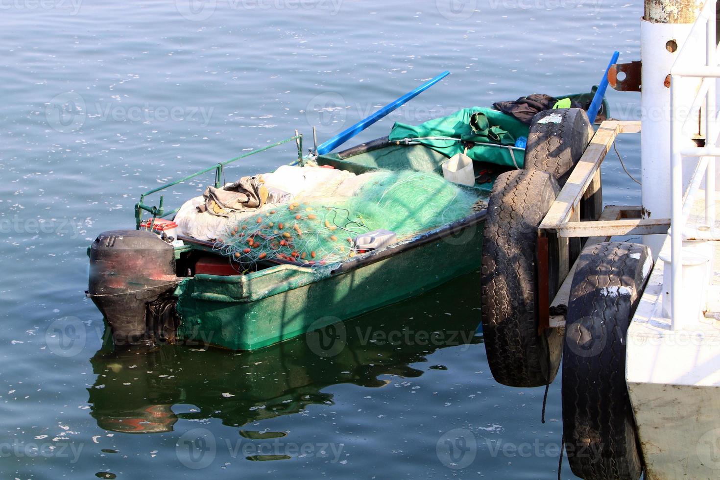 las redes de pesca se secan en la orilla del mar. foto