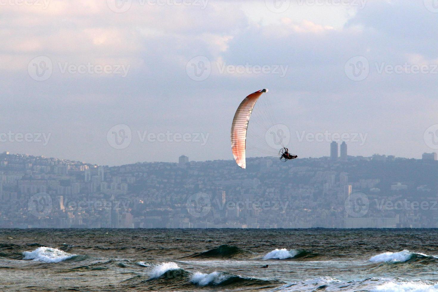 parapente en el cielo sobre el mar mediterráneo. foto