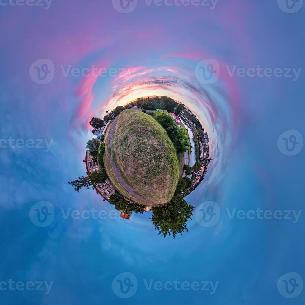 pequeño planeta transformación de panorama esférico 360 grados. vista aérea abstracta esférica en el campo en una agradable velada con impresionantes nubes hermosas. curvatura del espacio. foto