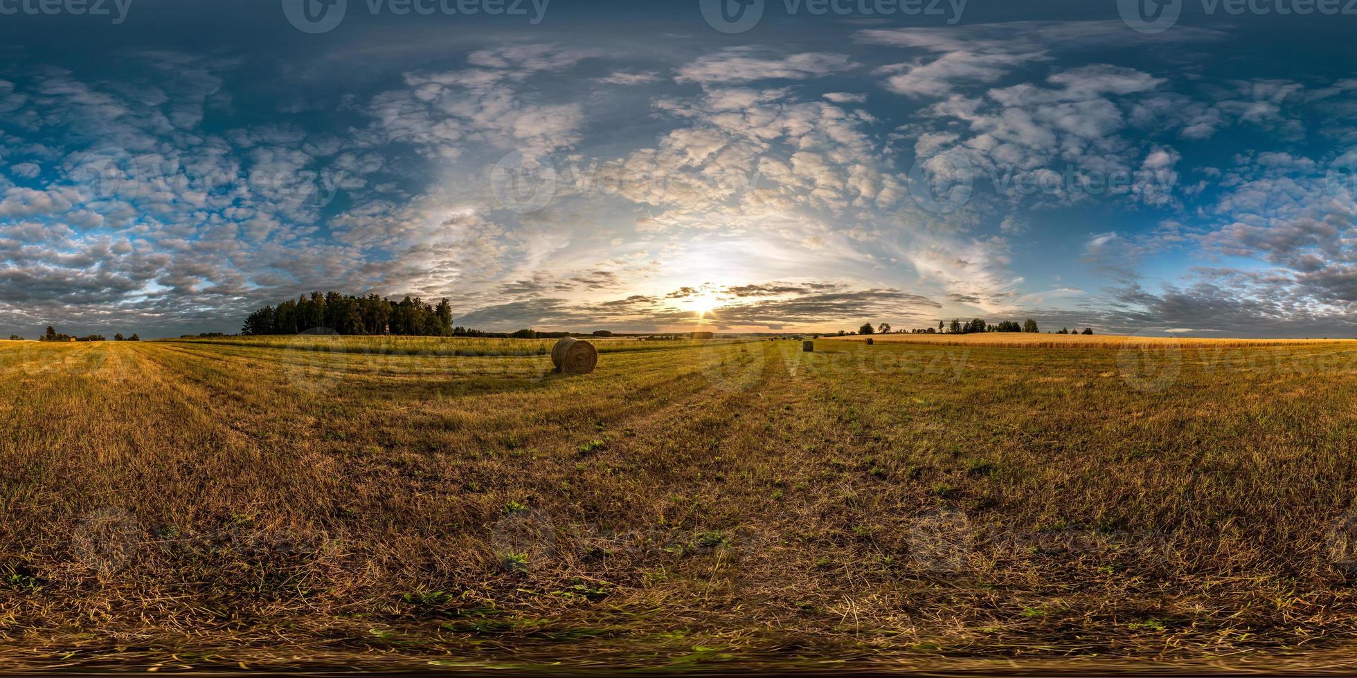 vista de ángulo de 360 grados de panorama hdri esférico completo entre campos en la puesta de sol de la tarde de verano con hermosas nubes en proyección equirectangular foto